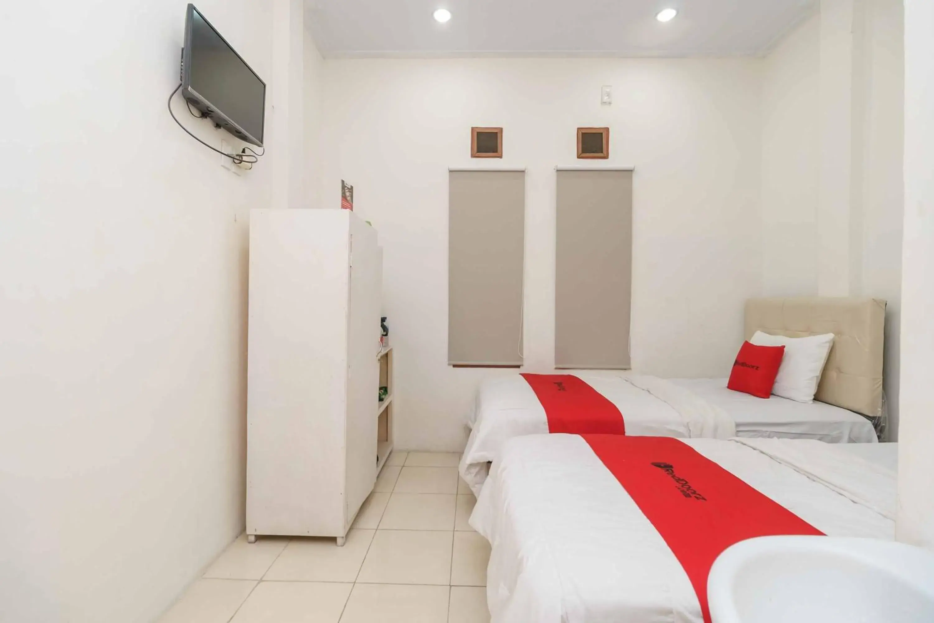 Twin Room in RedDoorz @ Haraito Tarutung Twin Room in RedDoorz @ Haraito Tarutung