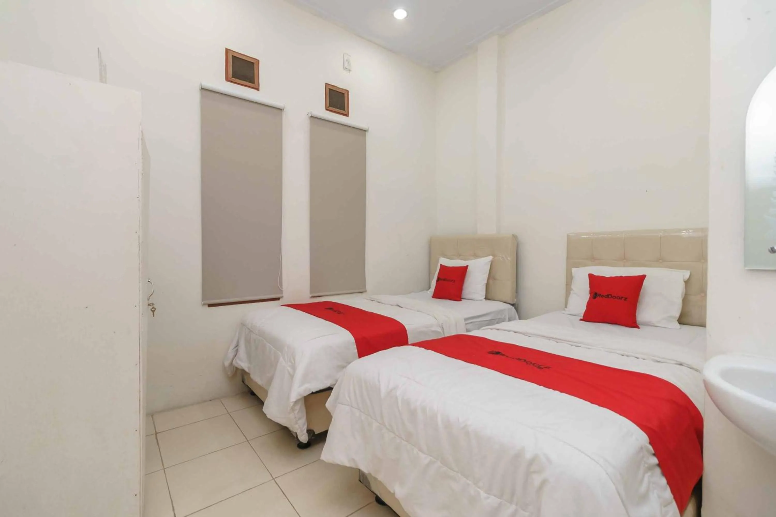 Bedroom, Bed in RedDoorz @ Haraito Tarutung