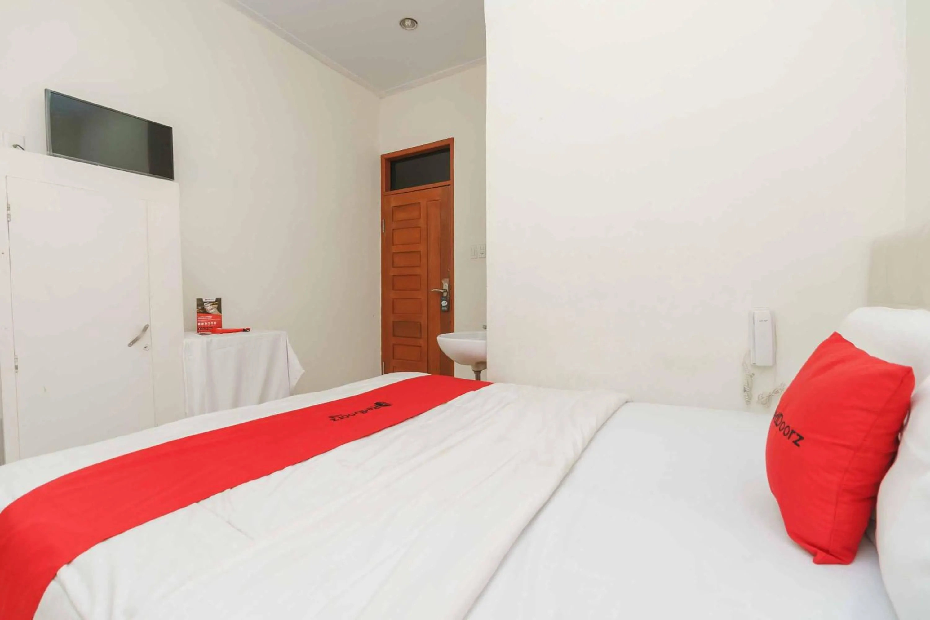 Bedroom, Bed in RedDoorz @ Haraito Tarutung
