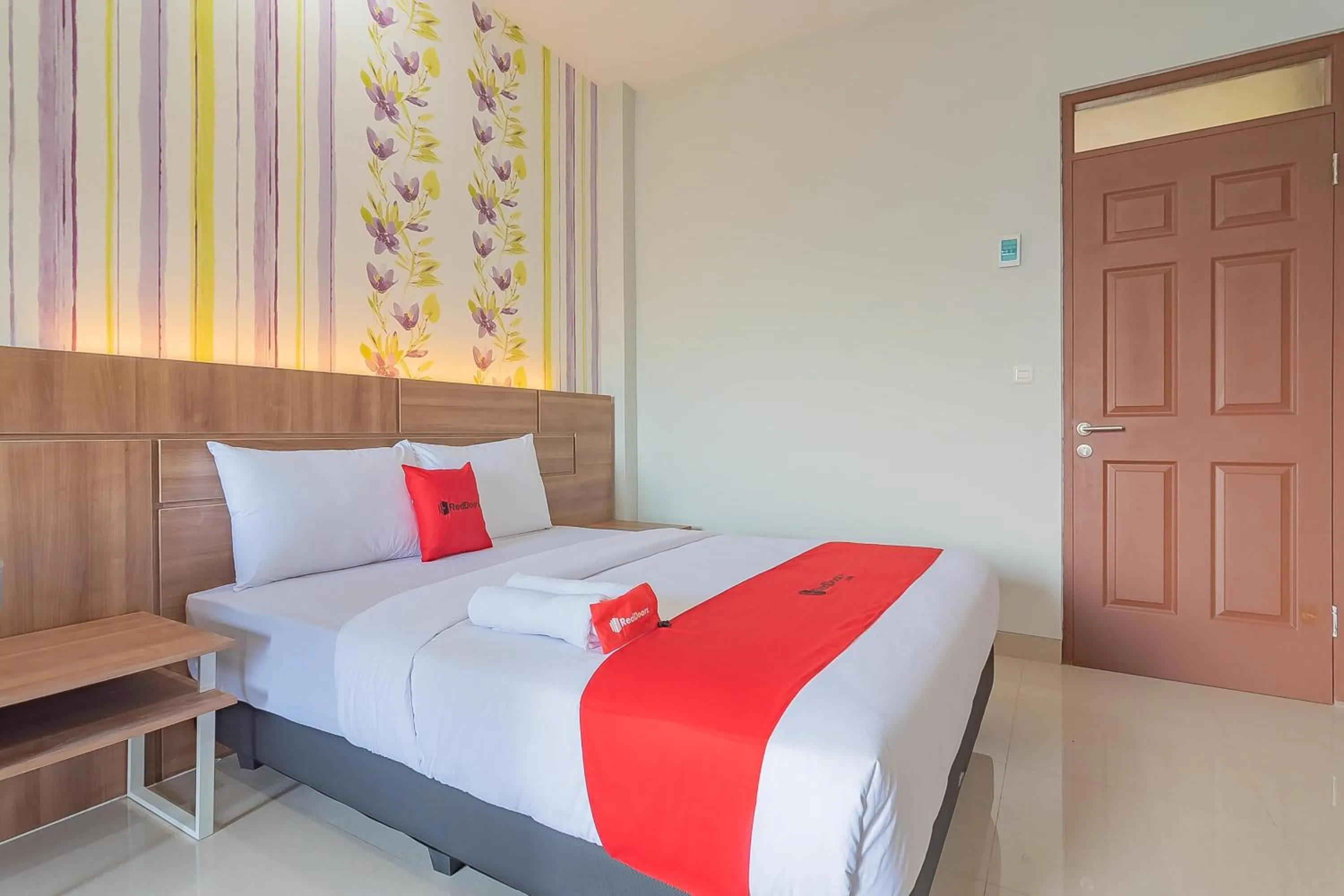 Bedroom, Bed in RedDoorz Plus near Taman Budaya Samarinda