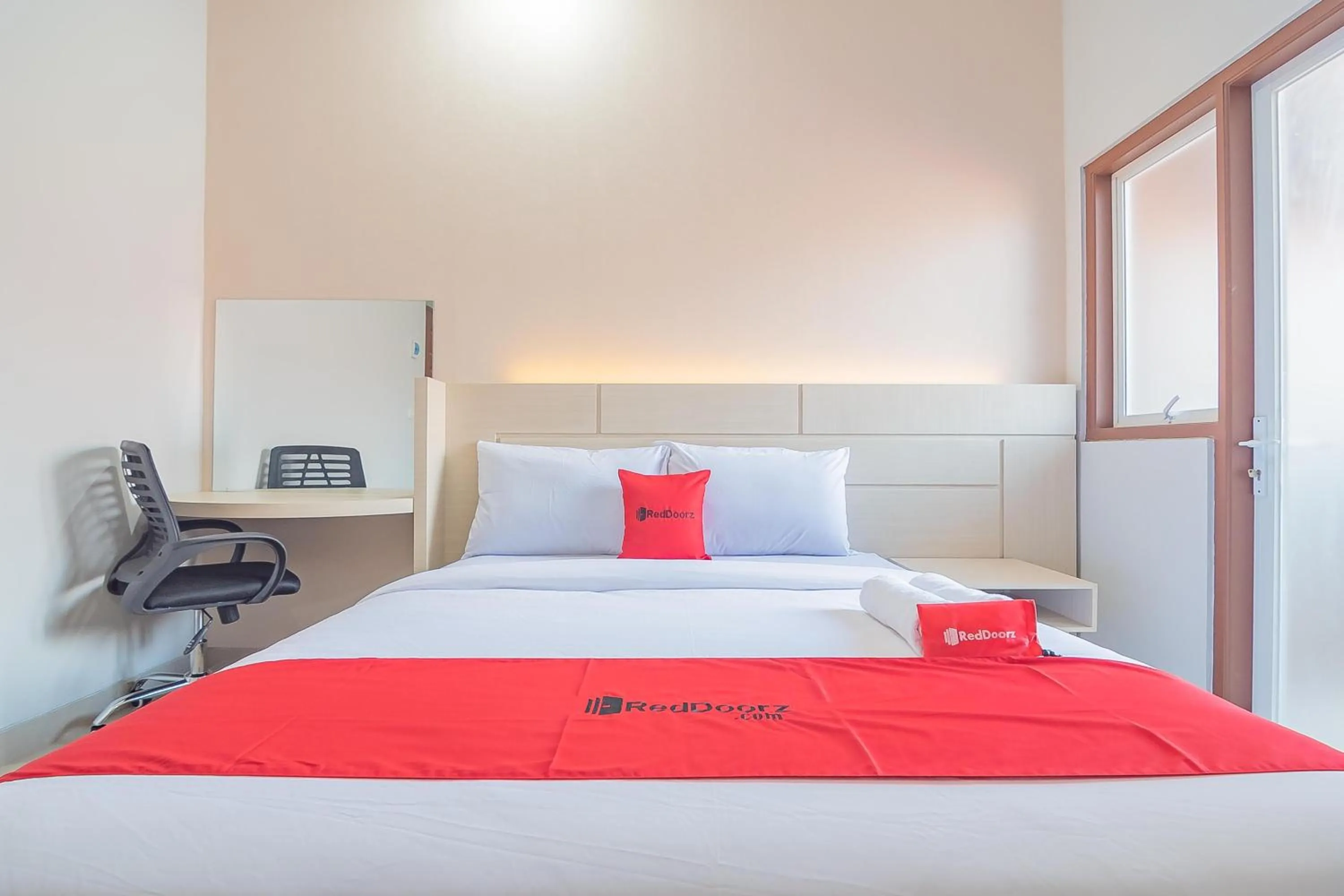 Bedroom, Bed in RedDoorz Plus near Taman Budaya Samarinda