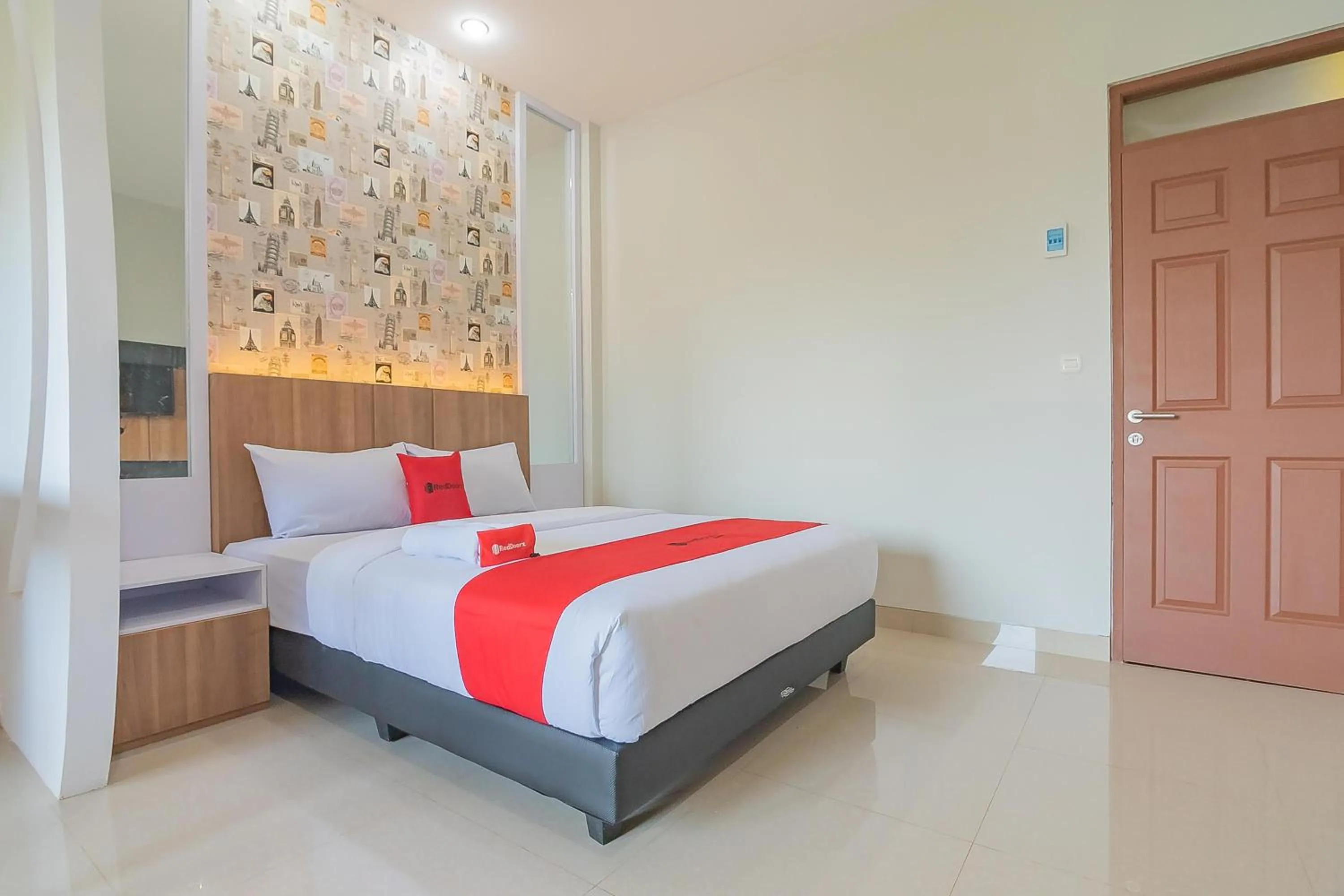 Bedroom, Bed in RedDoorz Plus near Taman Budaya Samarinda