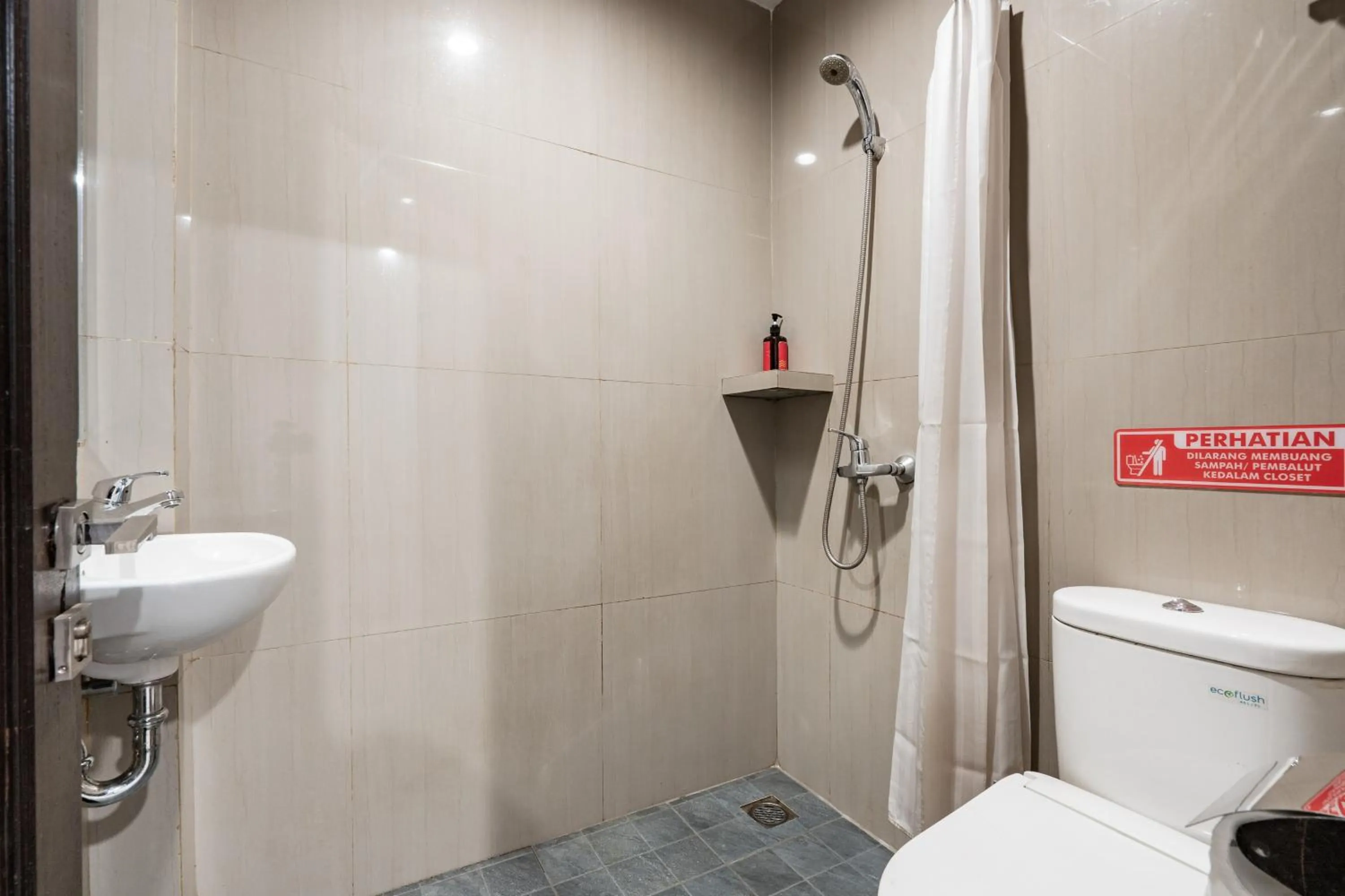 Bathroom in RedDoorz Plus @ Siradj Salman Samarinda