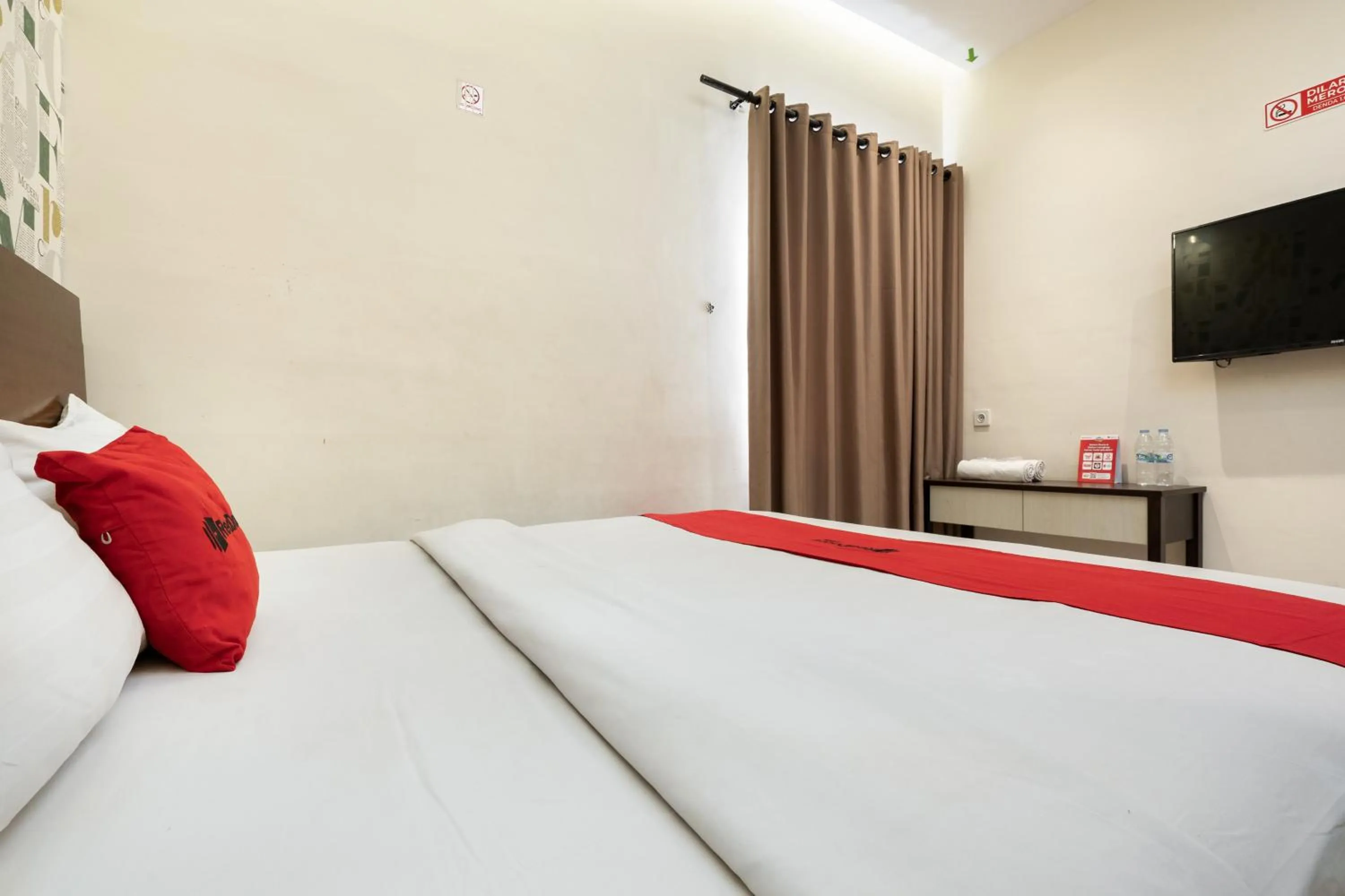 Bedroom, Bed in RedDoorz Plus @ Siradj Salman Samarinda