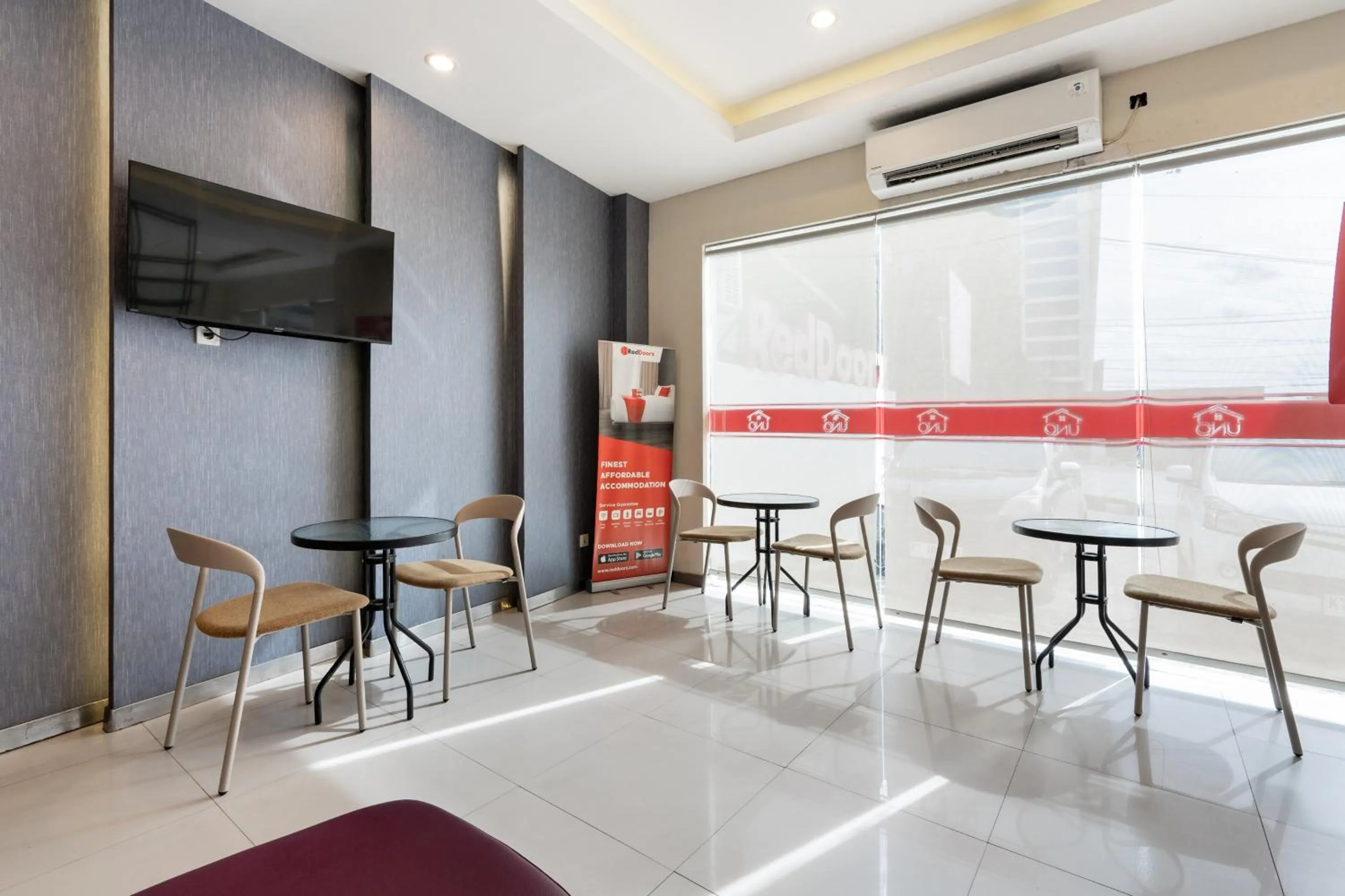 Seating area in RedDoorz Plus @ Siradj Salman Samarinda