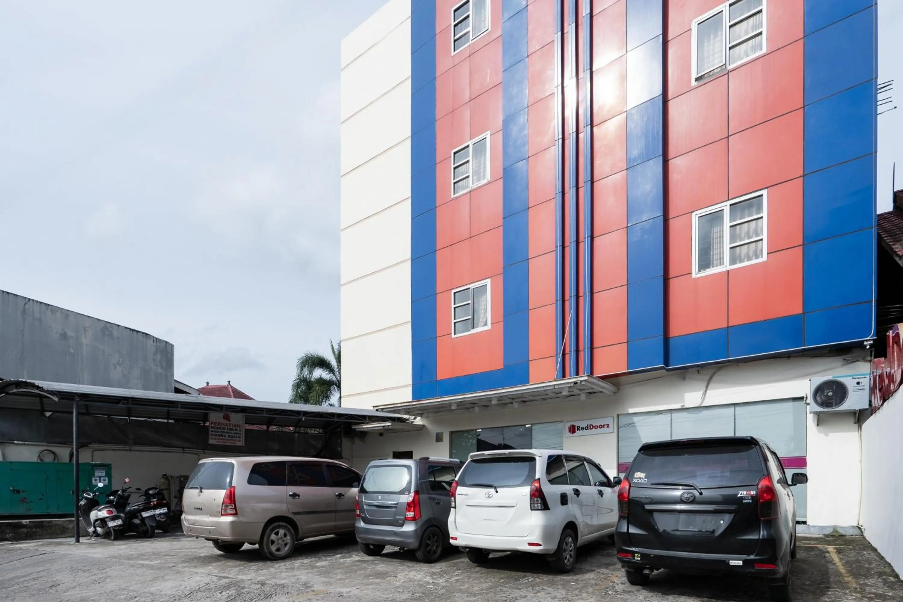 Parking in RedDoorz Plus @ Siradj Salman Samarinda