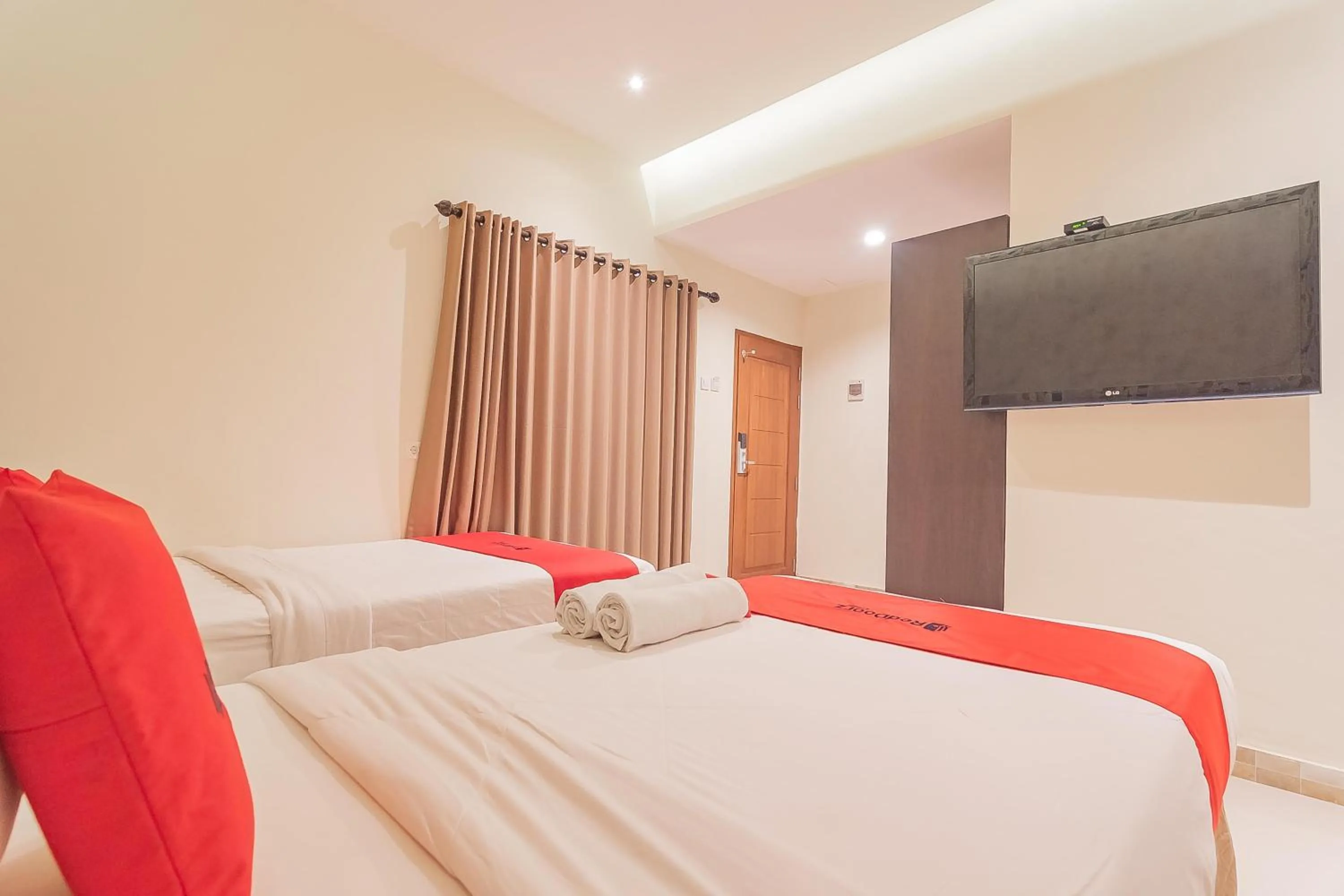 Bedroom, Bed in RedDoorz Plus @ Siradj Salman Samarinda