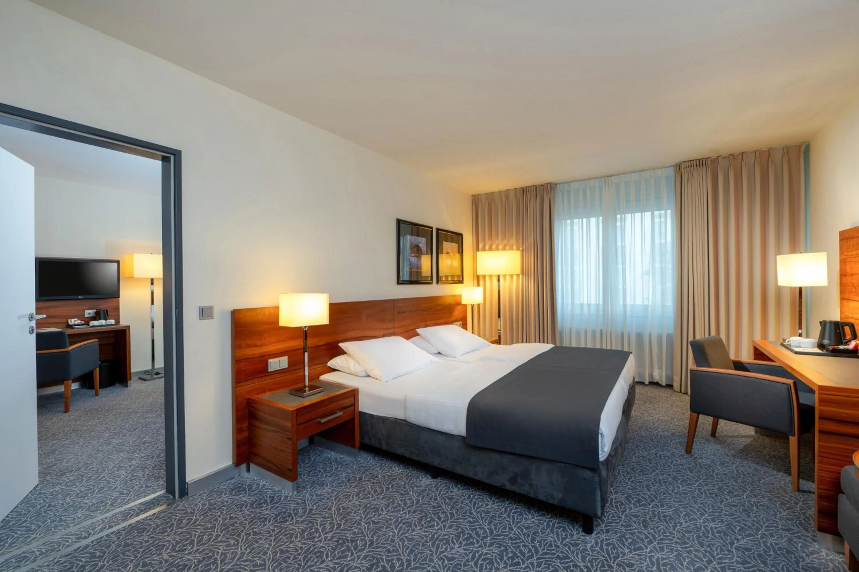 Bedroom, Bed in Maritim Hotel München