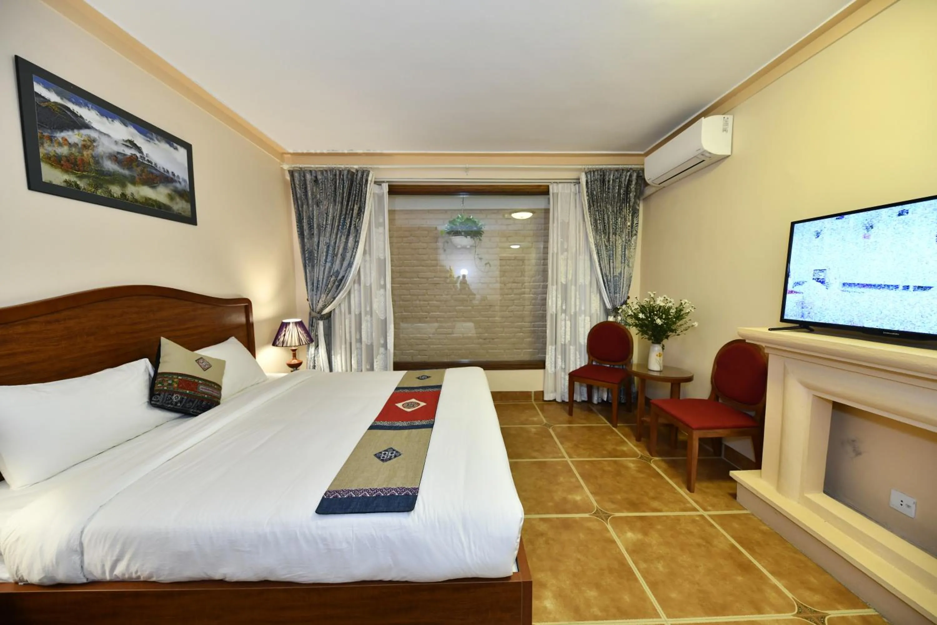 Seating area, Bed in Sapa Symphony Hotel