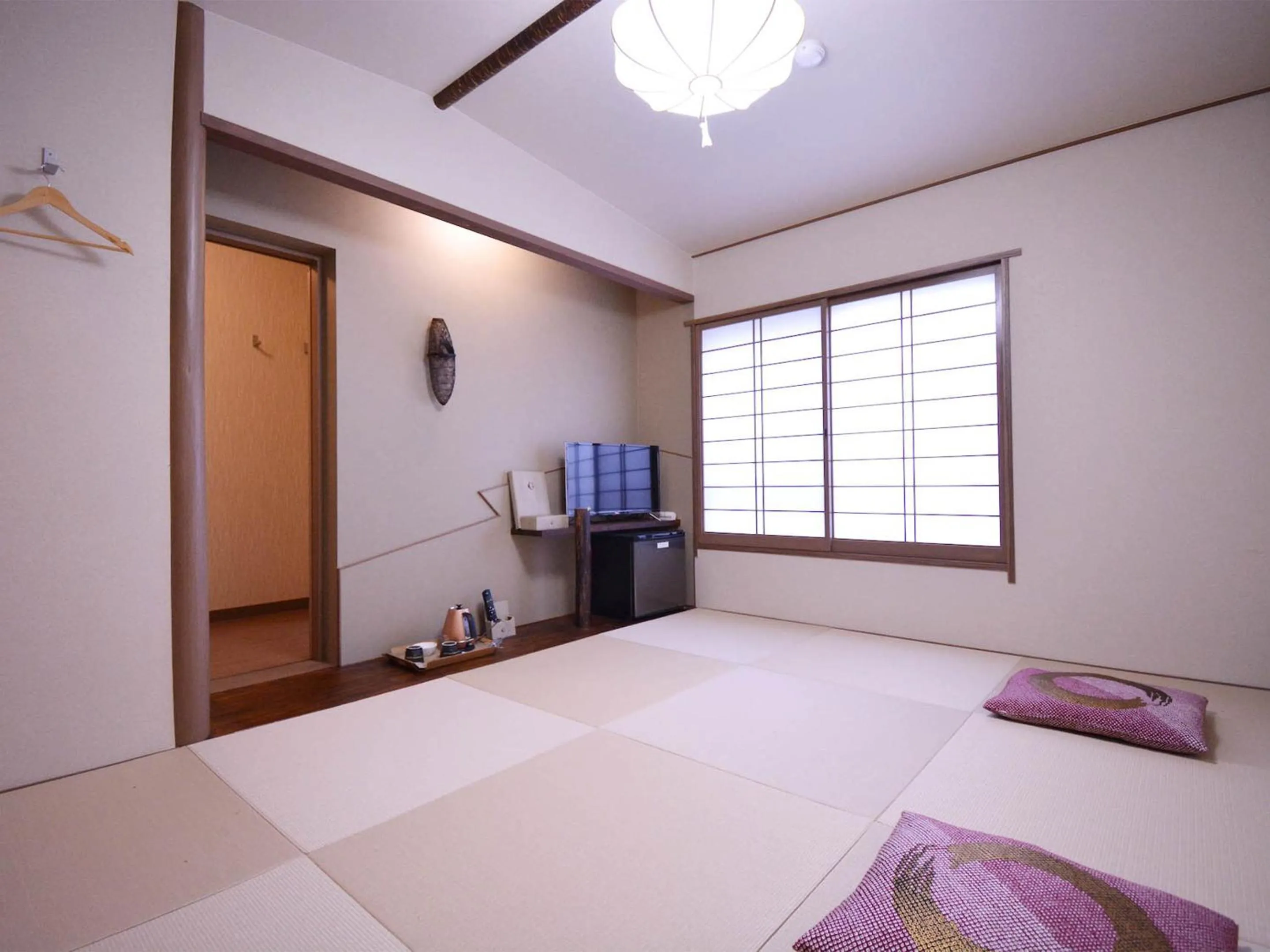 Photo of the whole room, Bed in Shirahama no Yado Daigo
