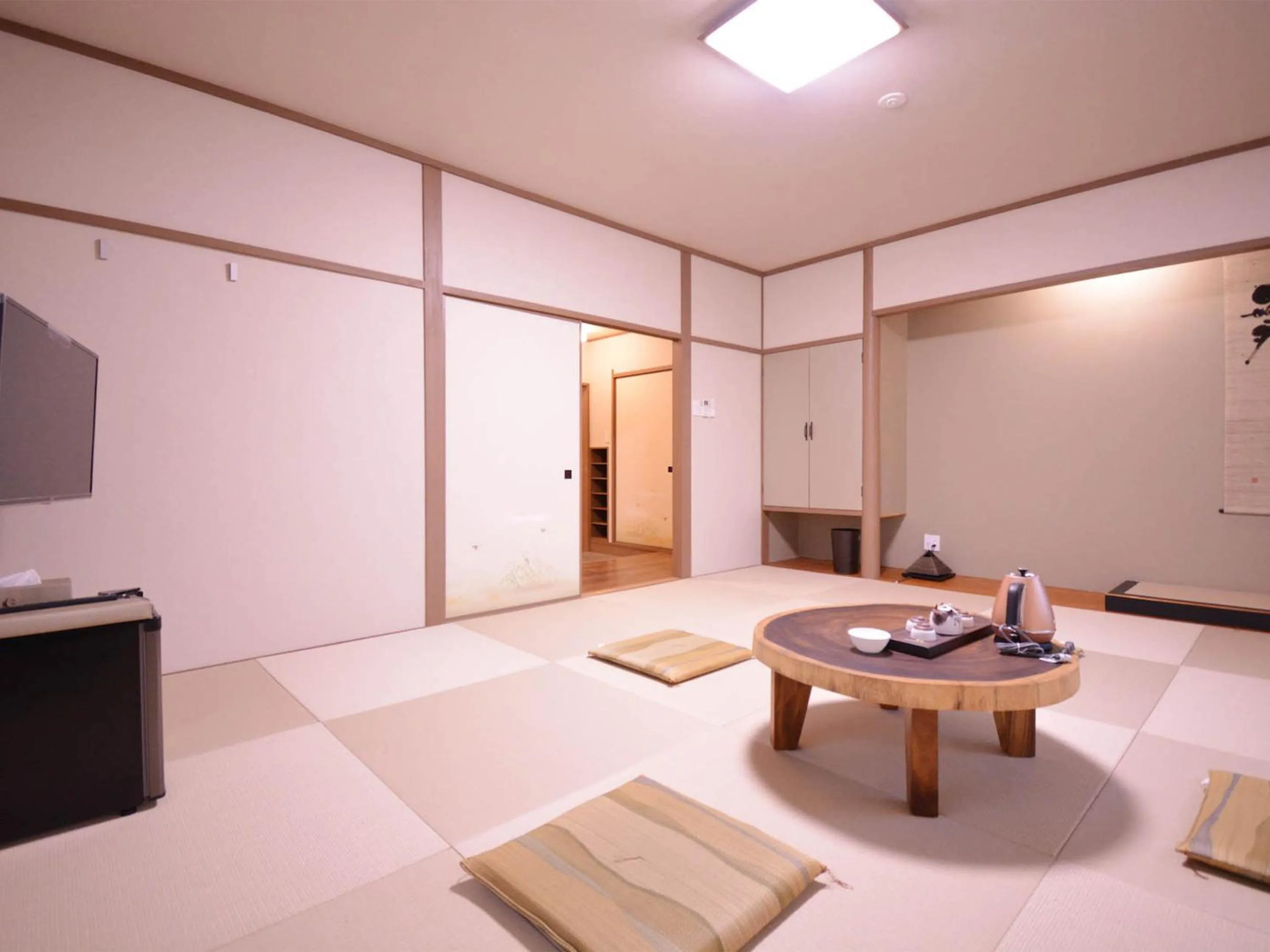 Photo of the whole room in Shirahama no Yado Daigo