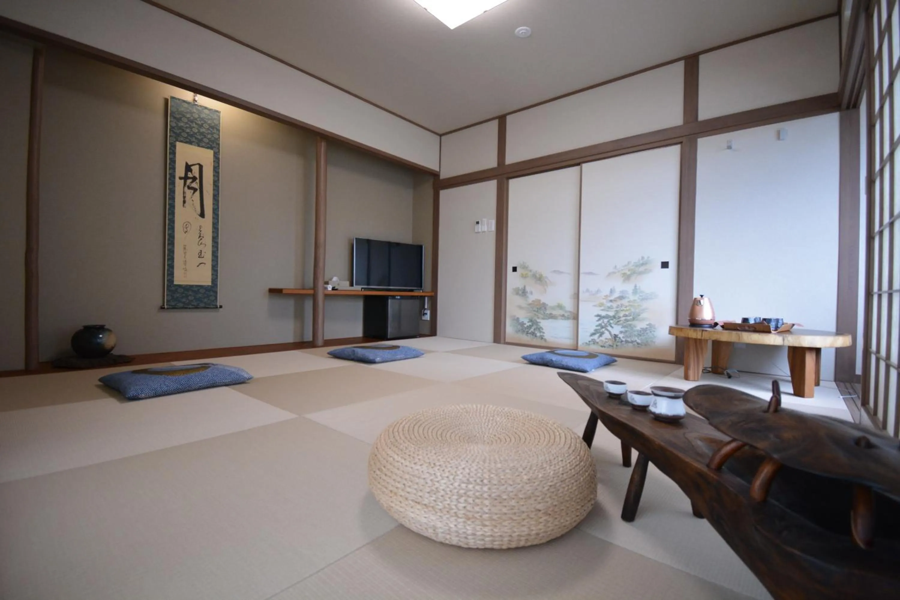 Photo of the whole room, Bed in Shirahama no Yado Daigo