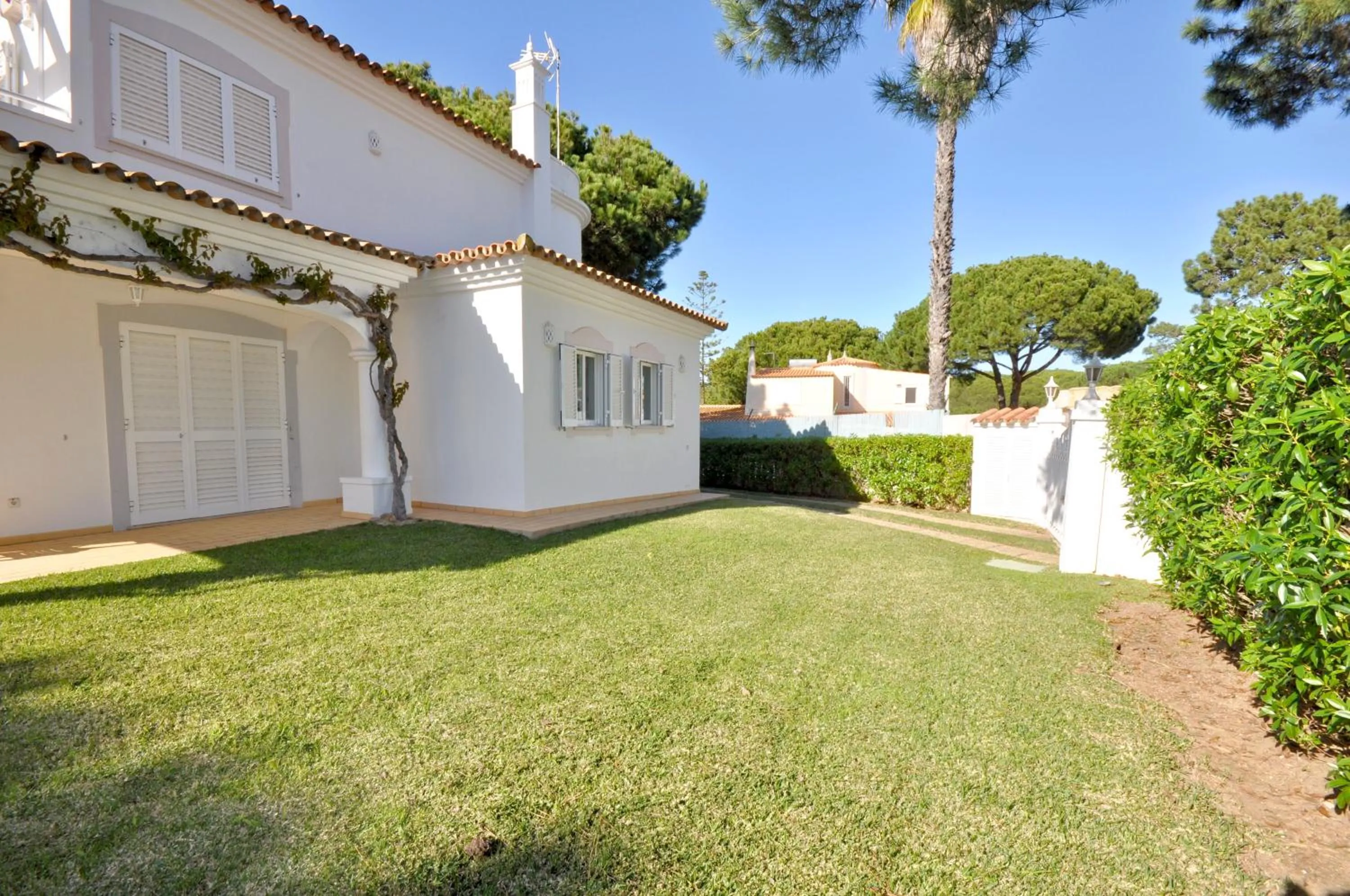 Garden in Charming Villa, Private Pool, Walking Distance to Centre, Free AC Wifi