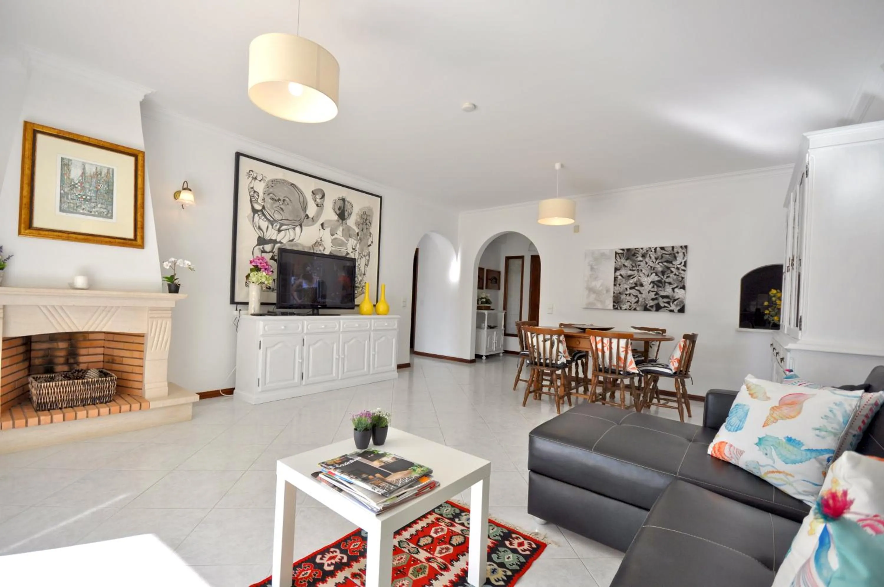 Communal lounge/ TV room in Charming Villa, Private Pool, Walking Distance to Centre, Free AC Wifi