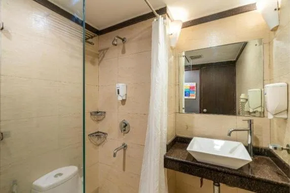 Bathroom in goSTOPS Amritsar, Chatiwind Gate
