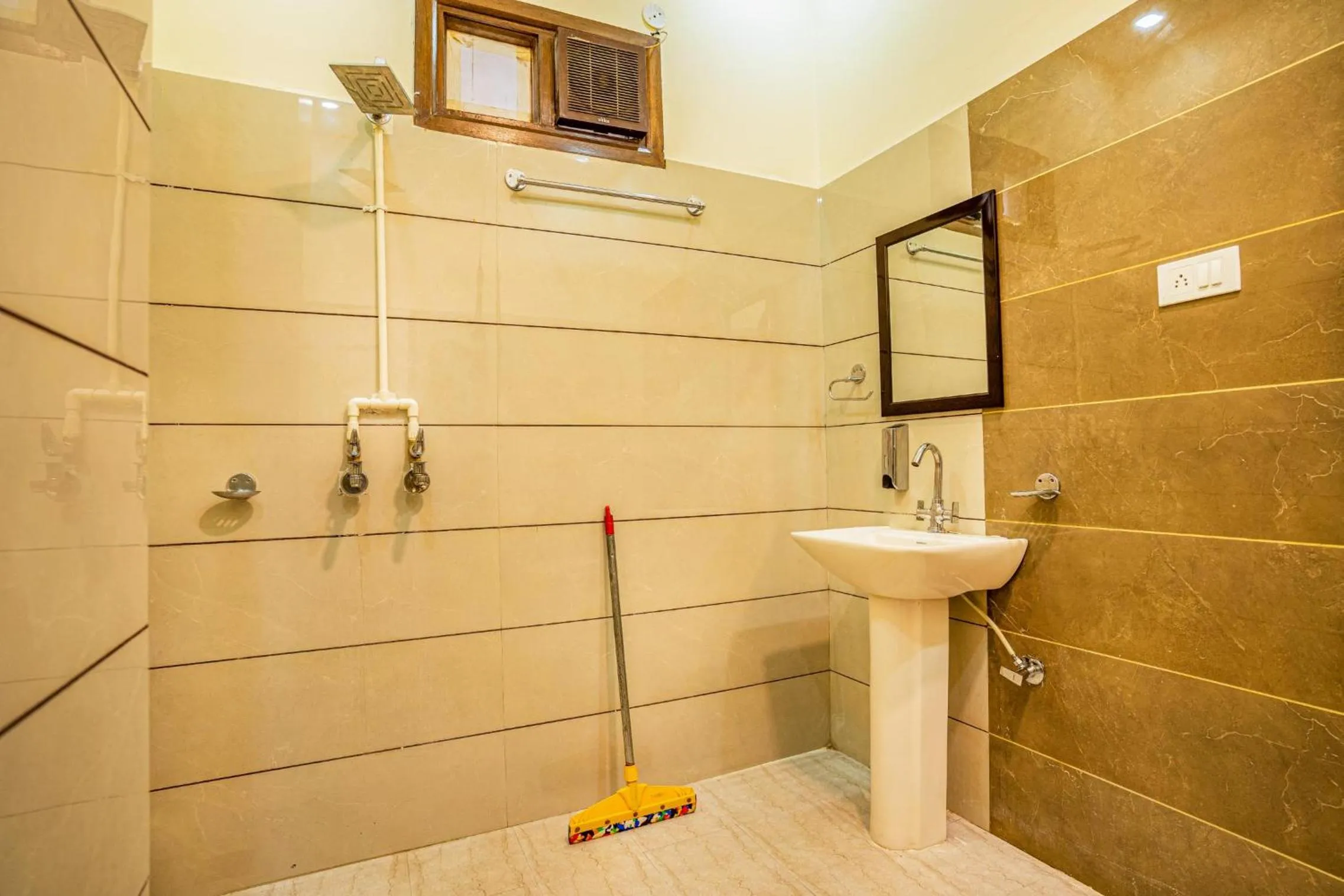 Bathroom in goSTOPS Amritsar, Chatiwind Gate