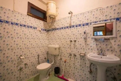 Bathroom in goSTOPS Amritsar, Chatiwind Gate