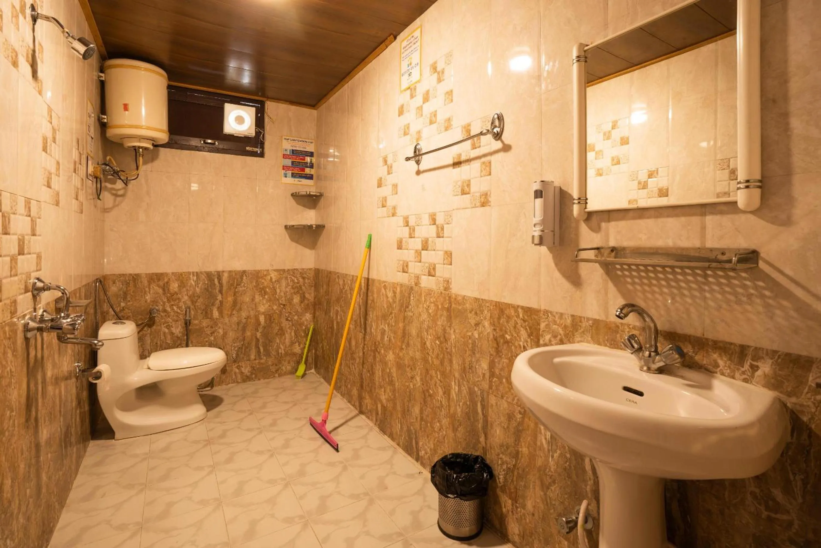 Bathroom in goSTOPS Amritsar, Chatiwind Gate