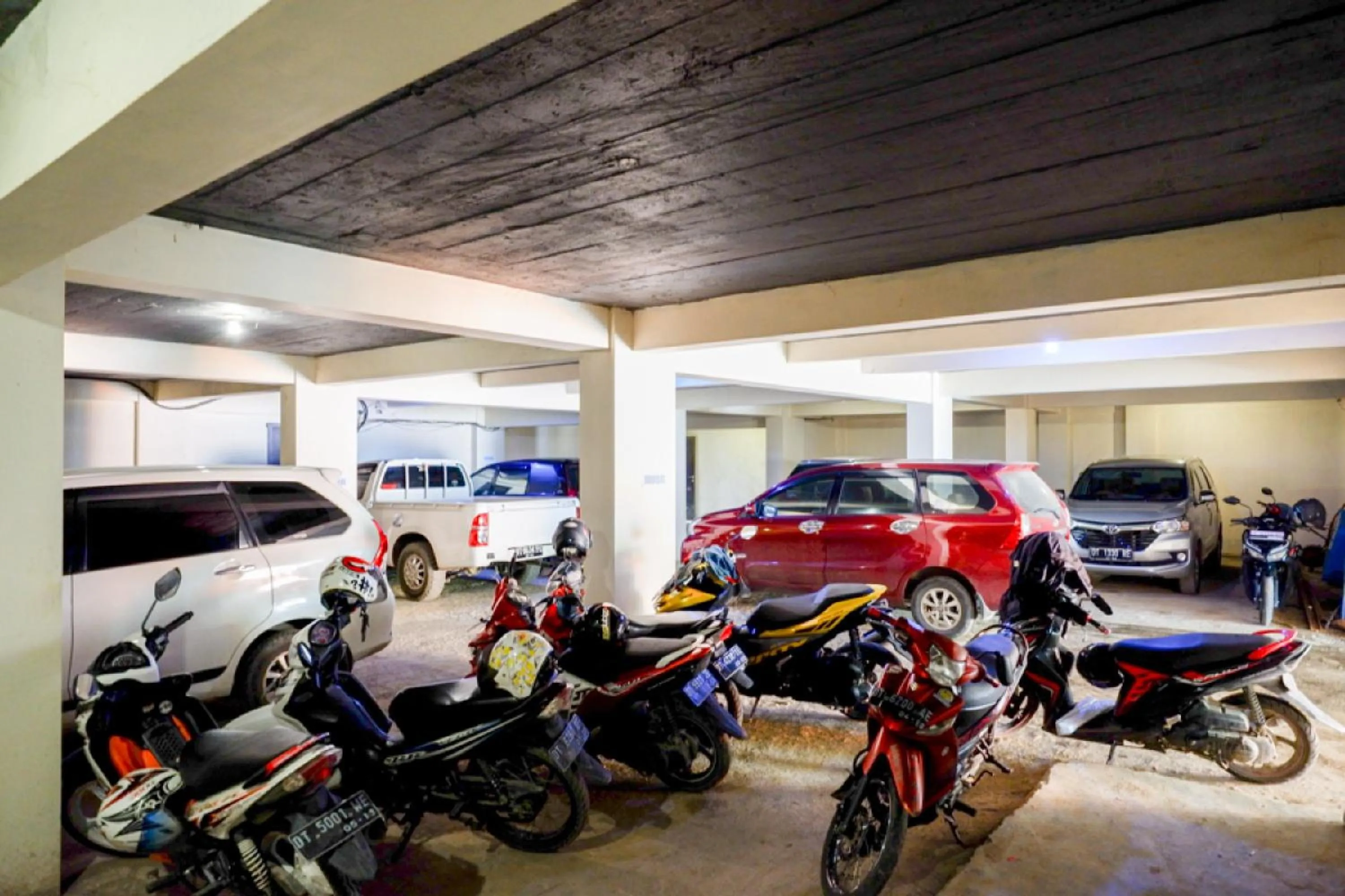 Parking in RedDoorz Plus near Hotel Benua Kendari