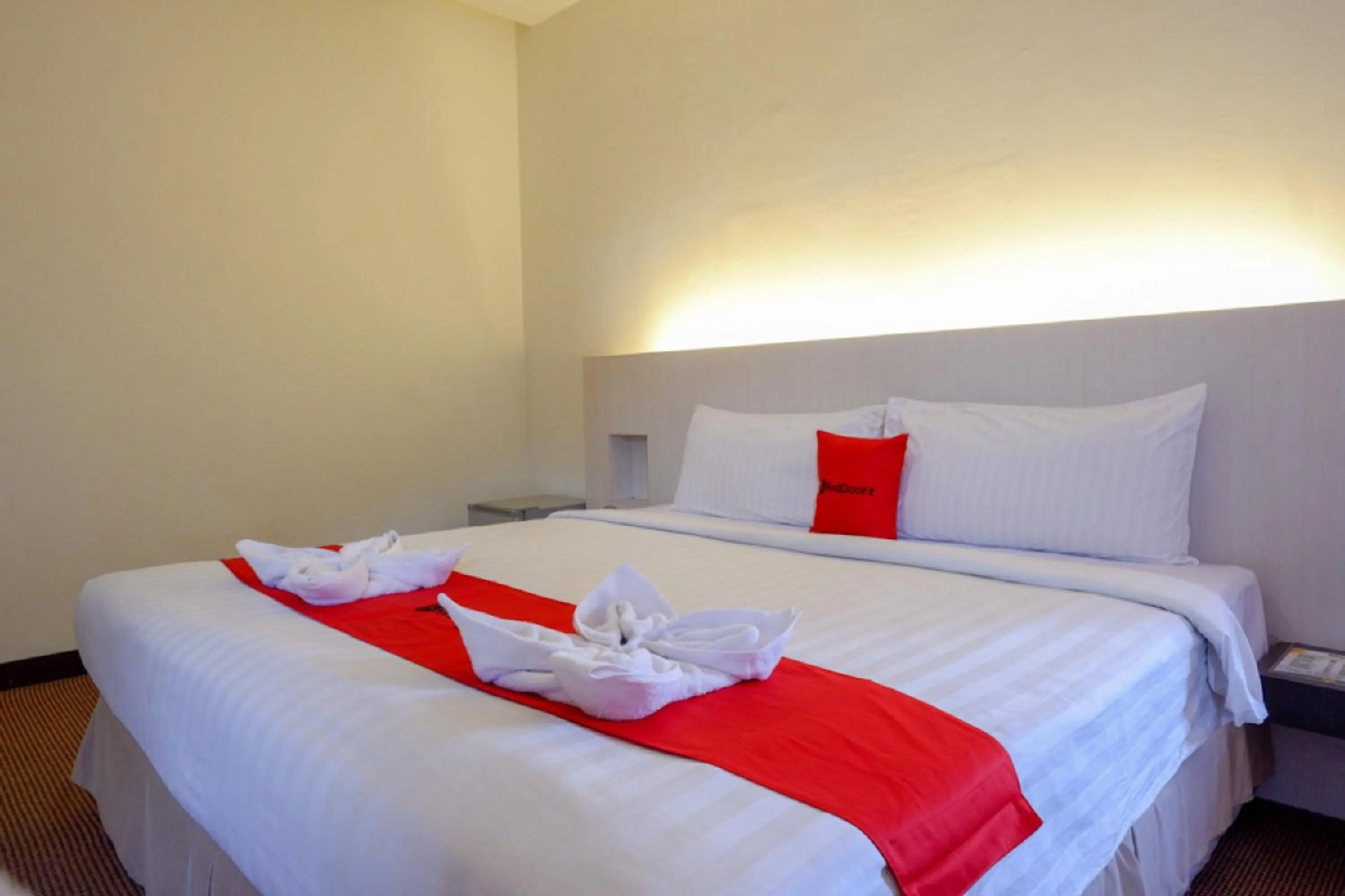 Bedroom, Bed in RedDoorz Plus near Hotel Benua Kendari