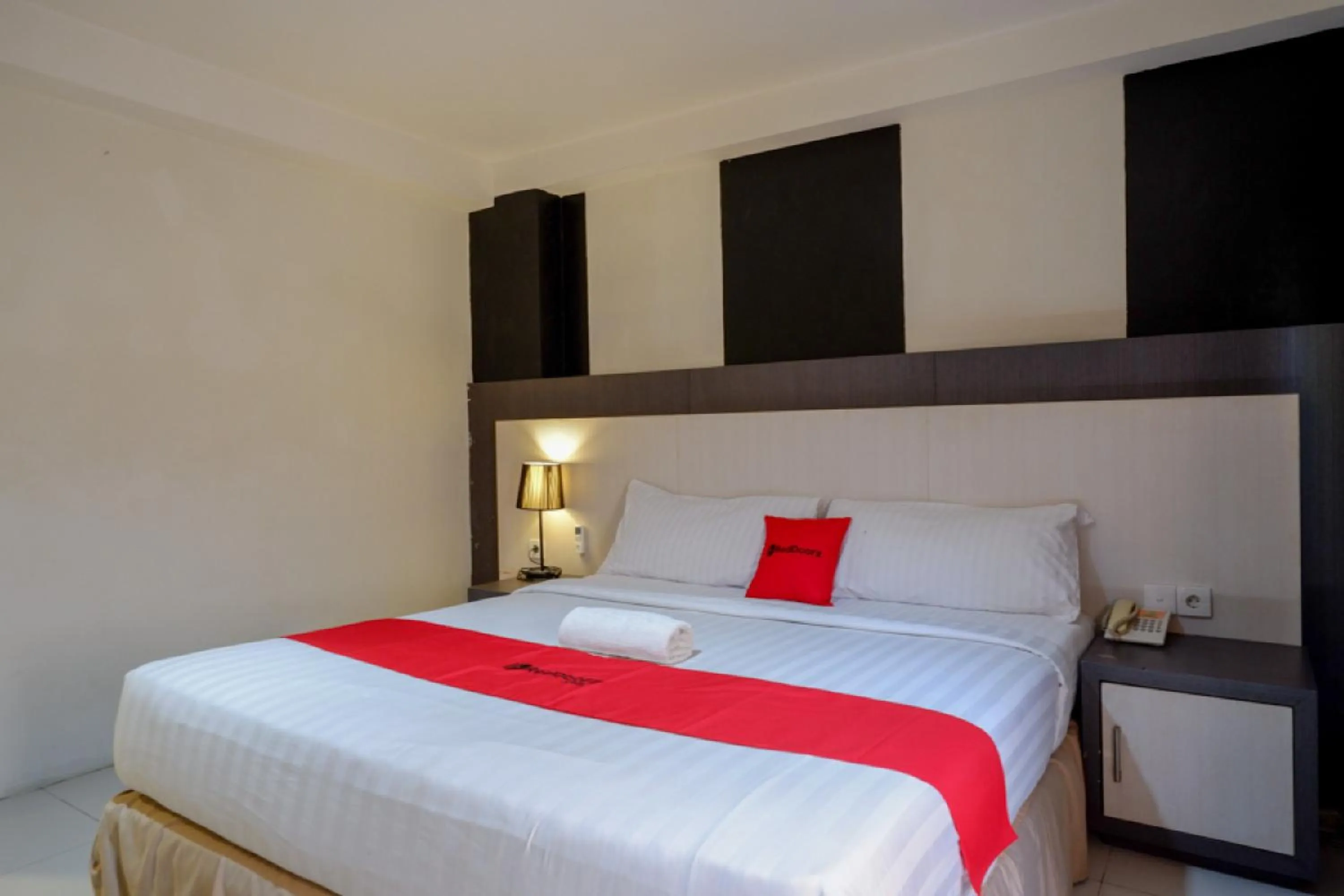 Bedroom, Bed in RedDoorz Plus near Hotel Benua Kendari