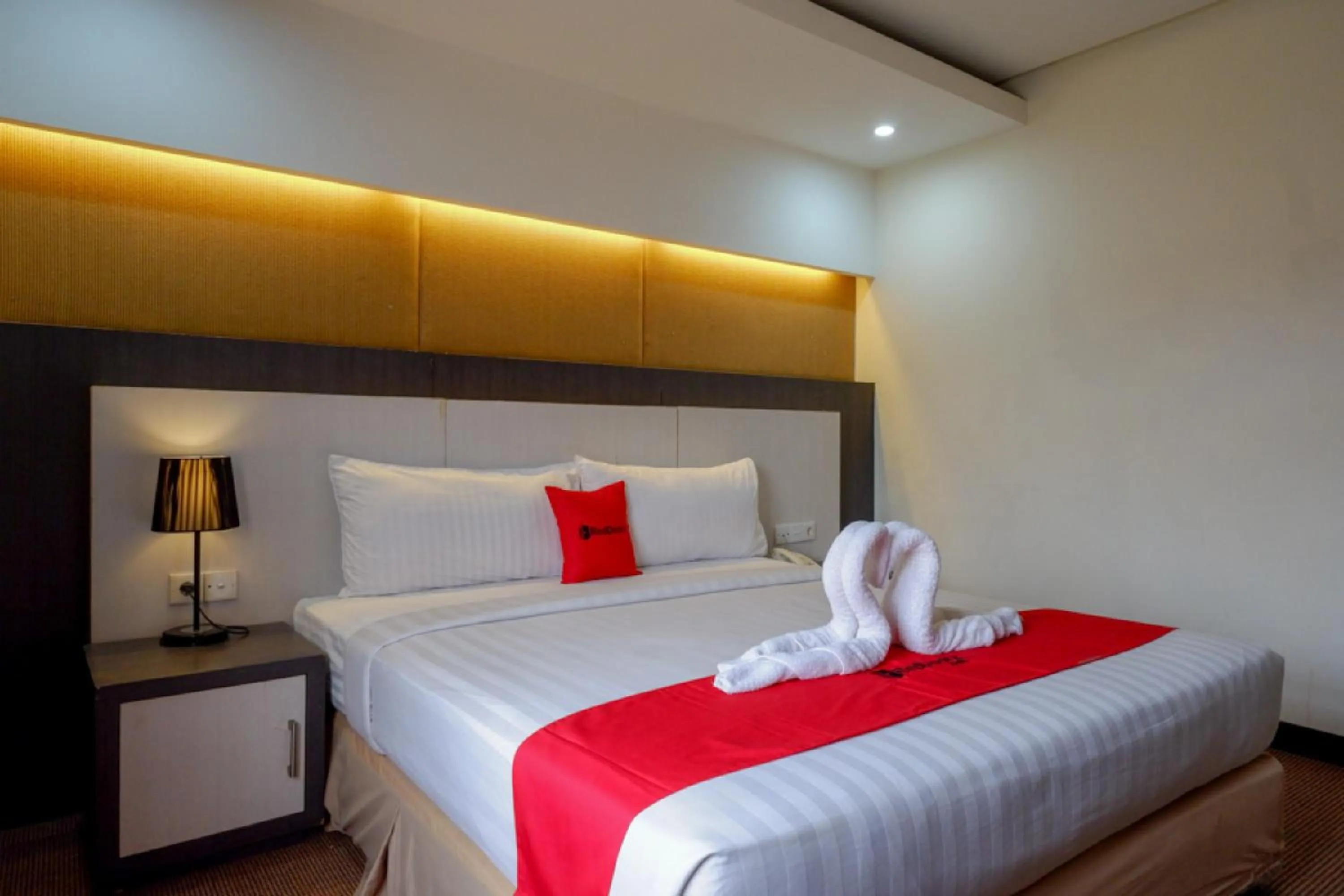 Bedroom, Bed in RedDoorz Plus near Hotel Benua Kendari