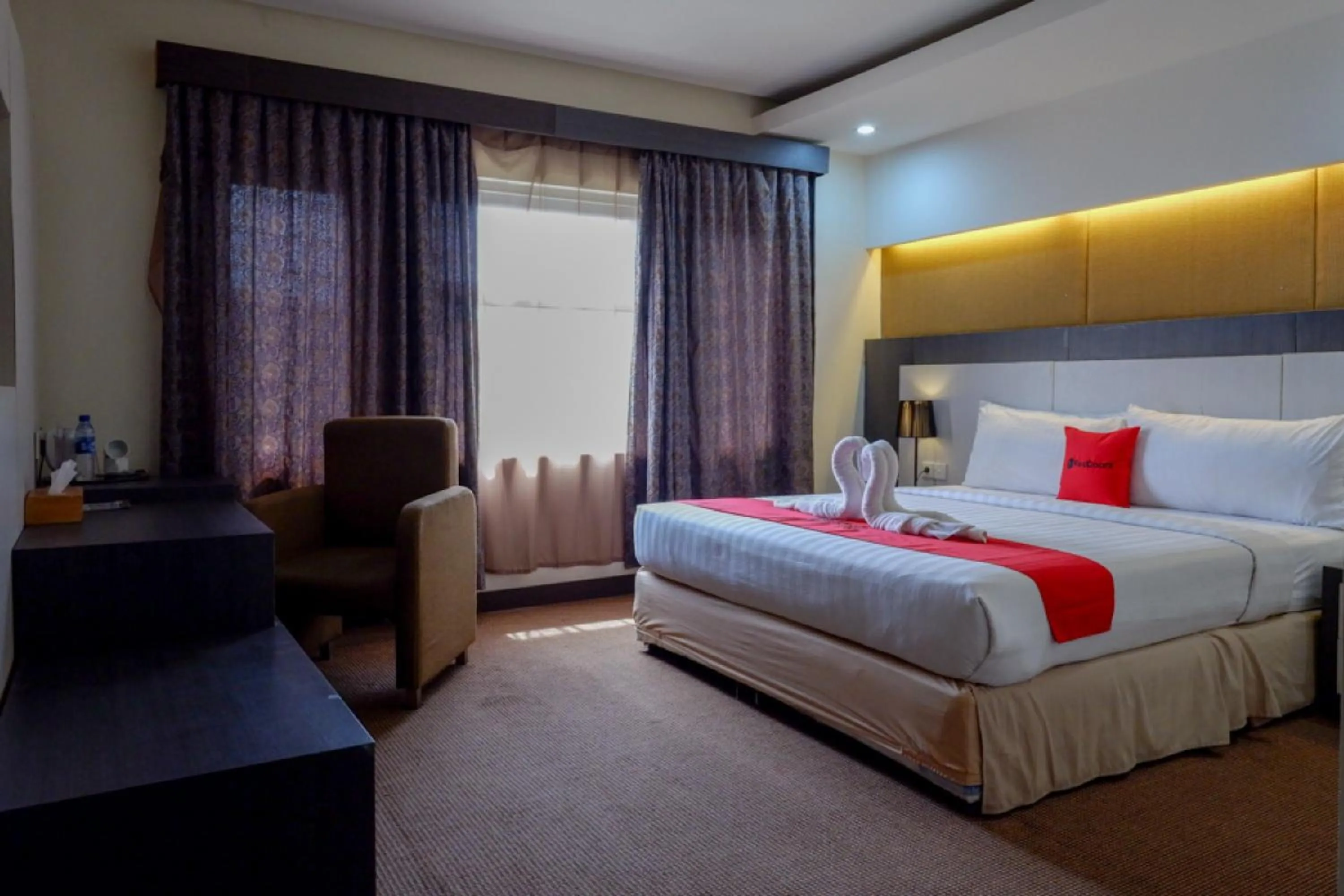 Bedroom, Bed in RedDoorz Plus near Hotel Benua Kendari