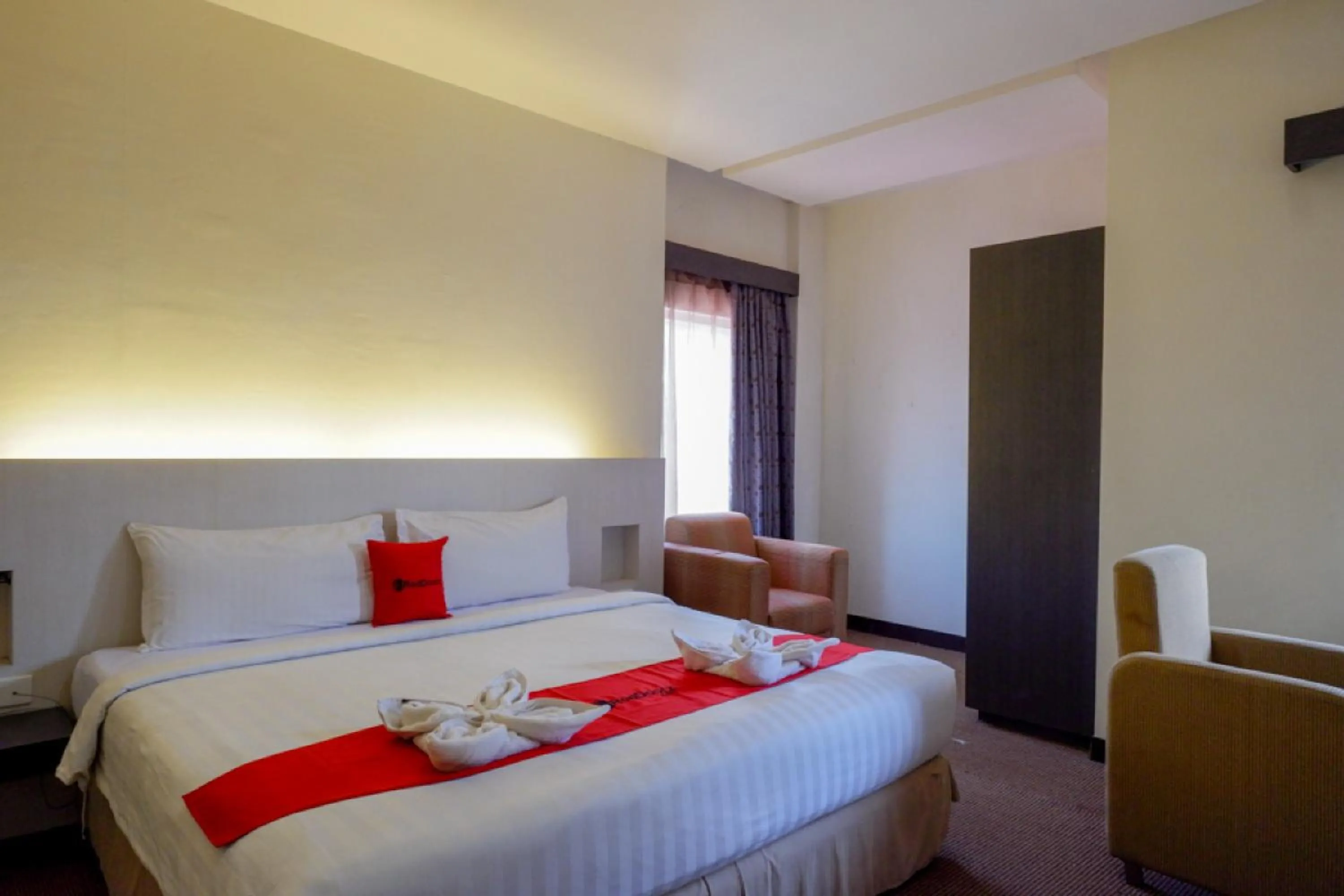 Bedroom, Bed in RedDoorz Plus near Hotel Benua Kendari