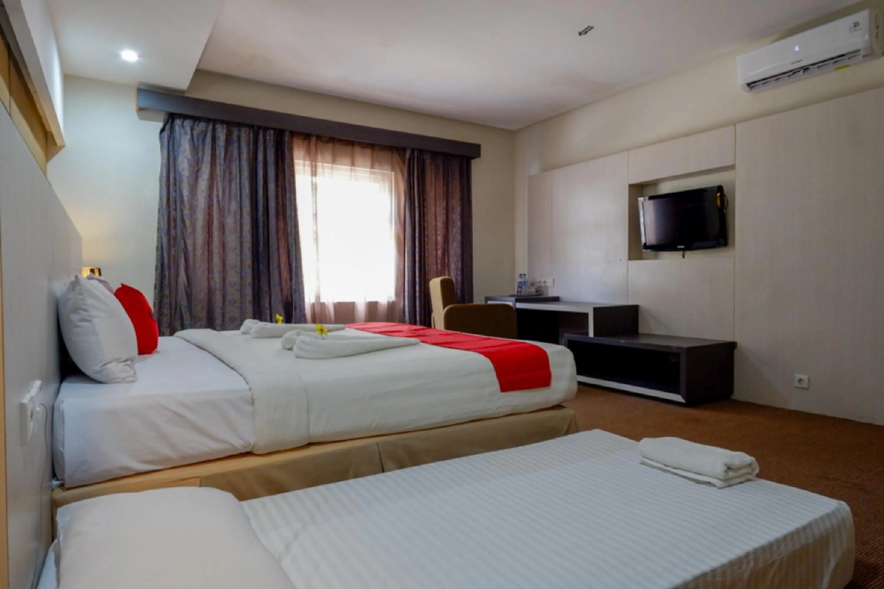 Bedroom, Bed in RedDoorz Plus near Hotel Benua Kendari
