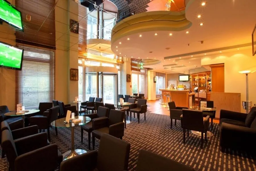 Lounge or bar in relexa Hotel Frankfurt am Main (Superior)