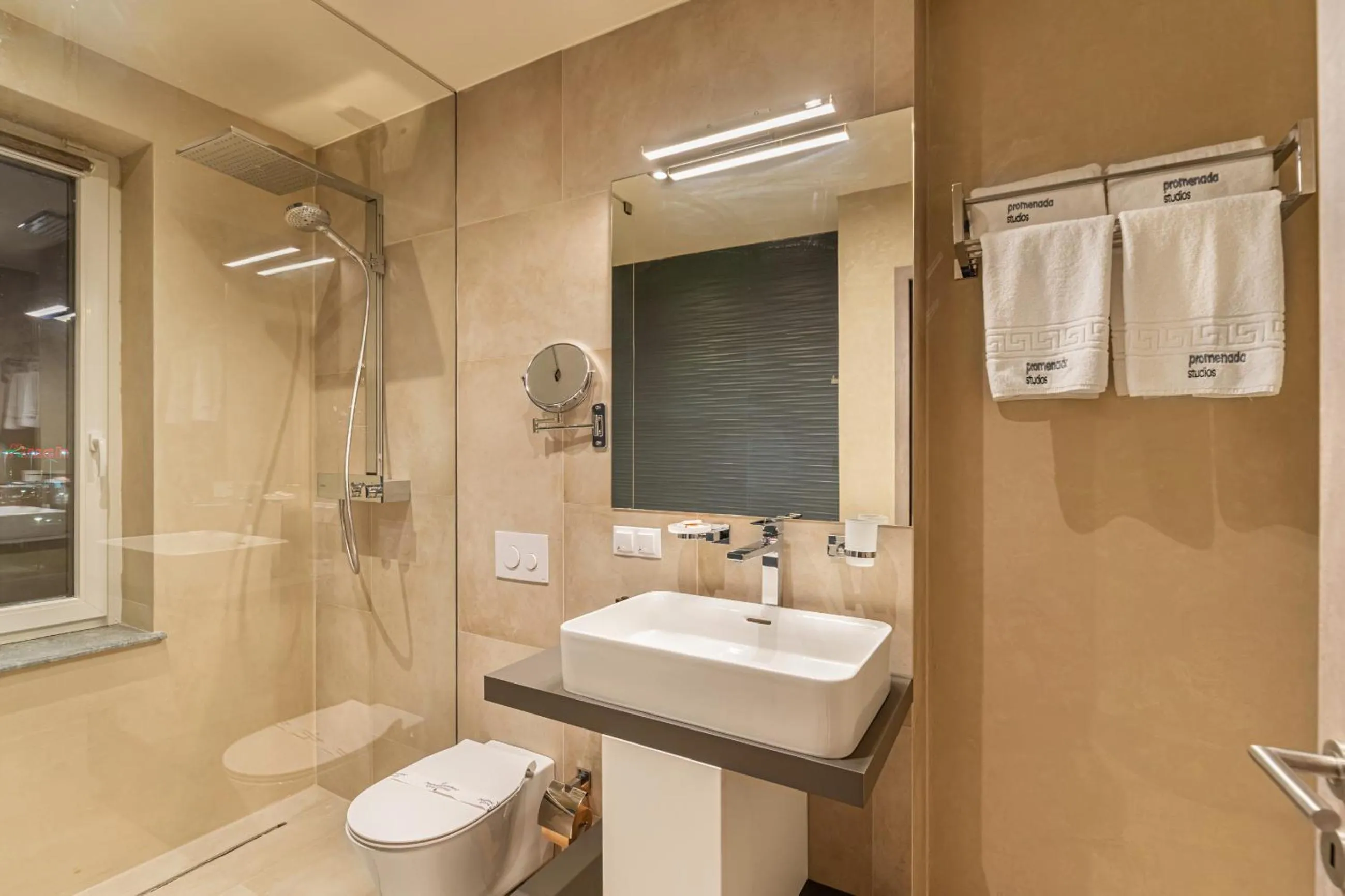 Shower in Promenada Studios