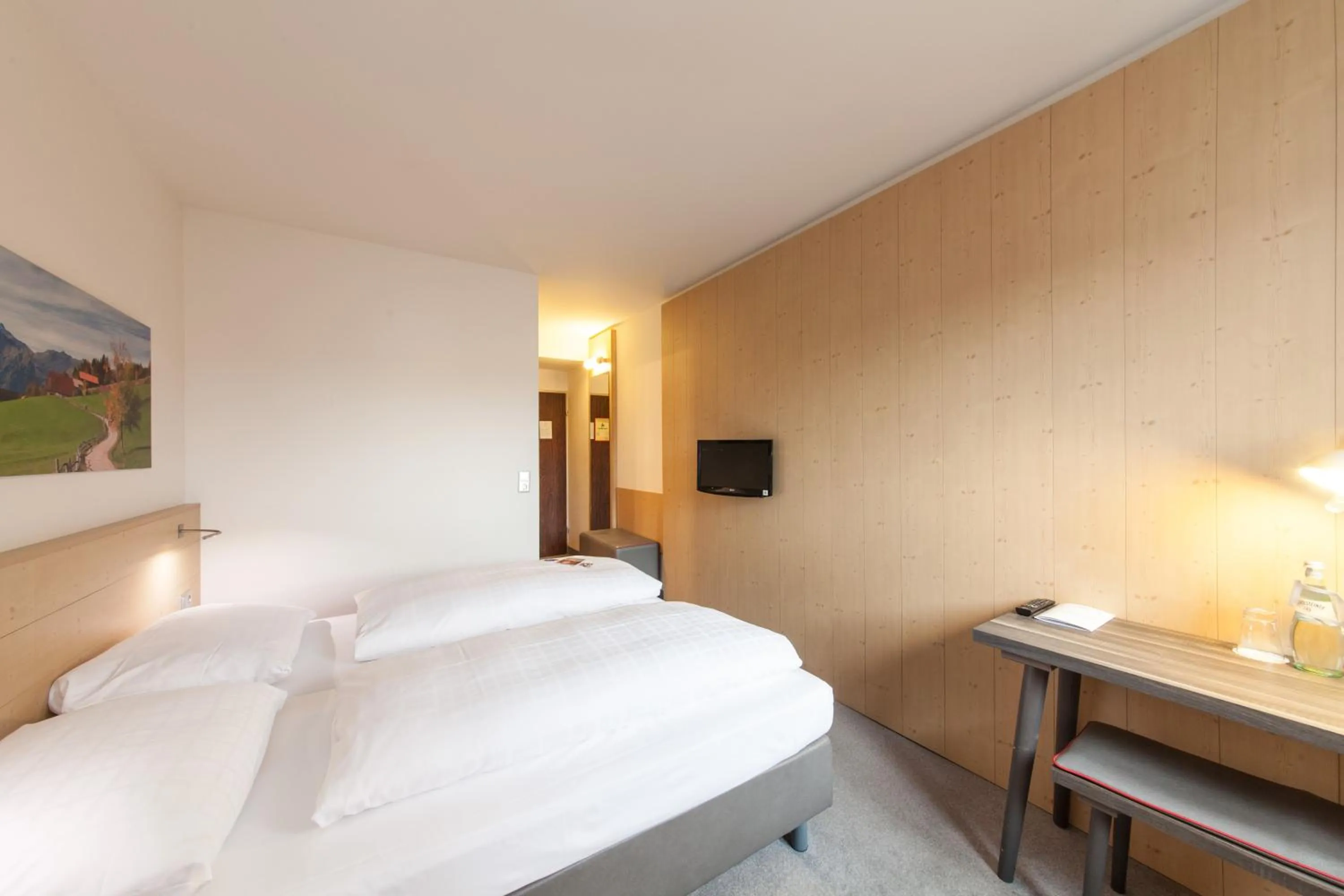 Photo of the whole room, Bed in Sure Hotel by Best Western Muenchen Hauptbahnhof