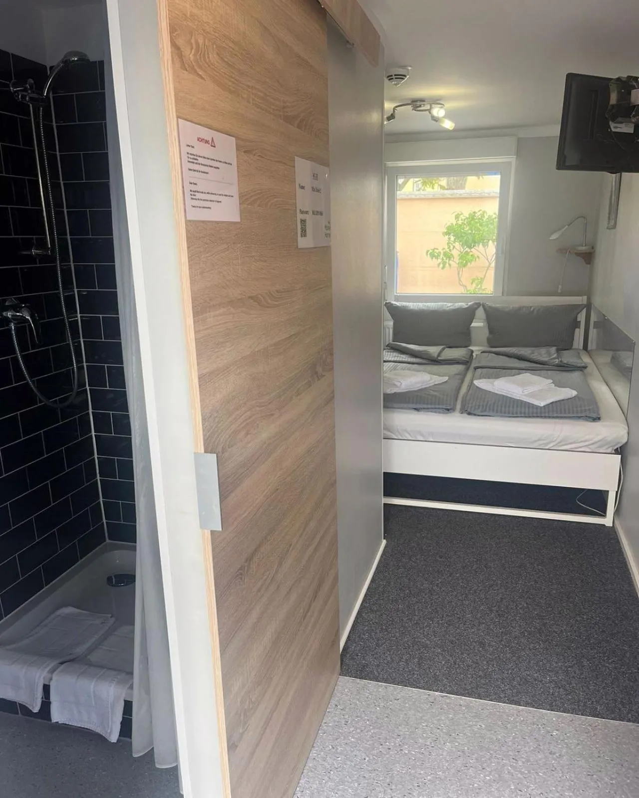 Bath, Bed in Motel Home Berlin