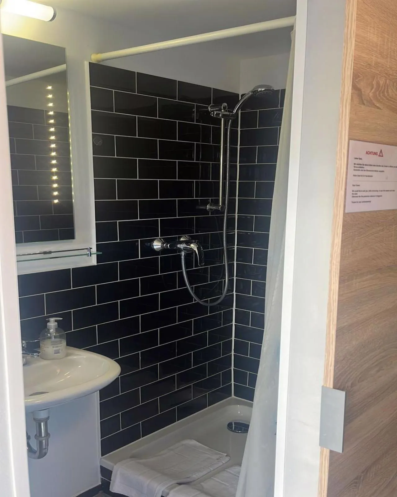 Photo of the whole room in Motel Home Berlin