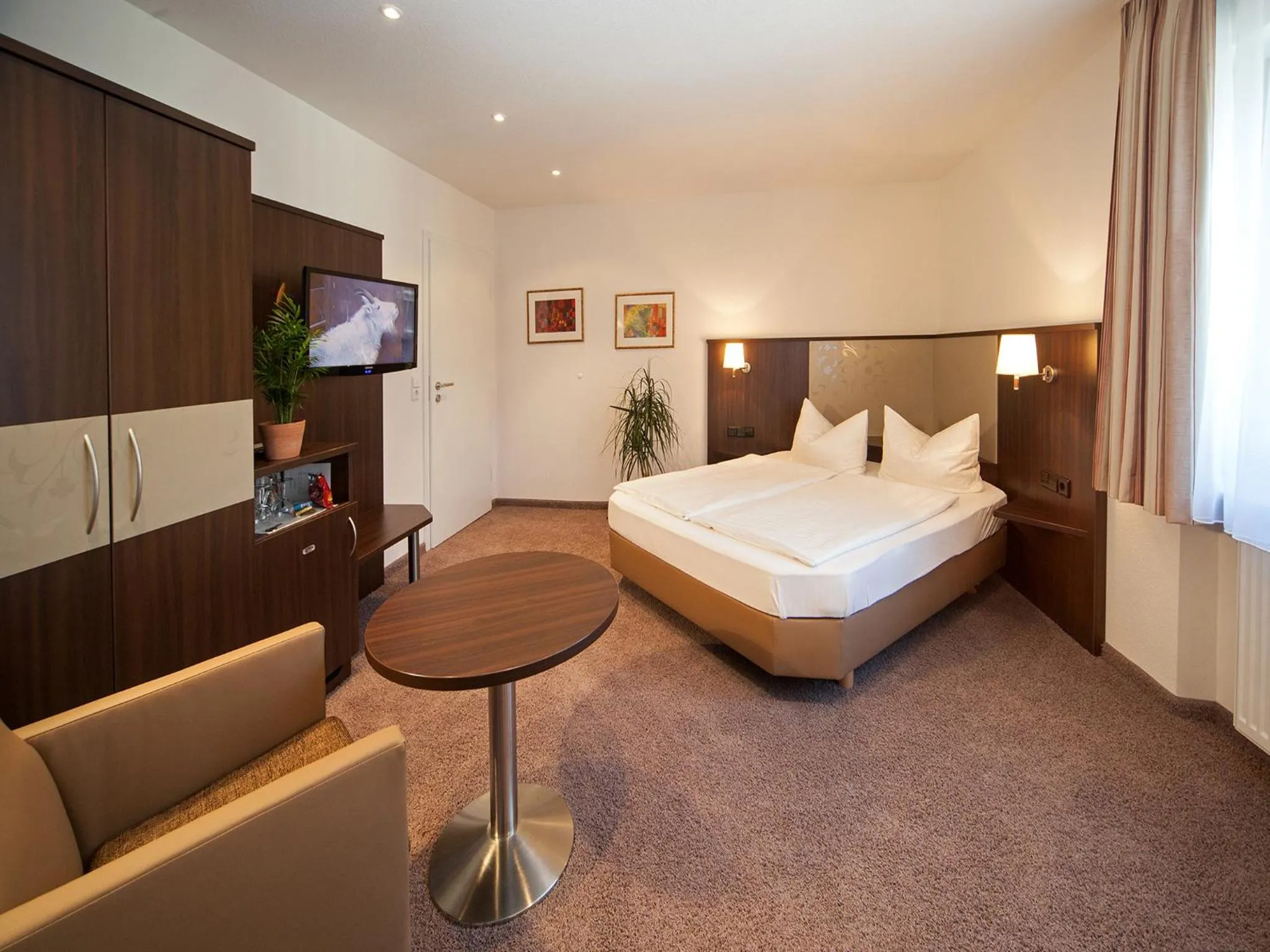 Bedroom, Bed in Hotel Engel