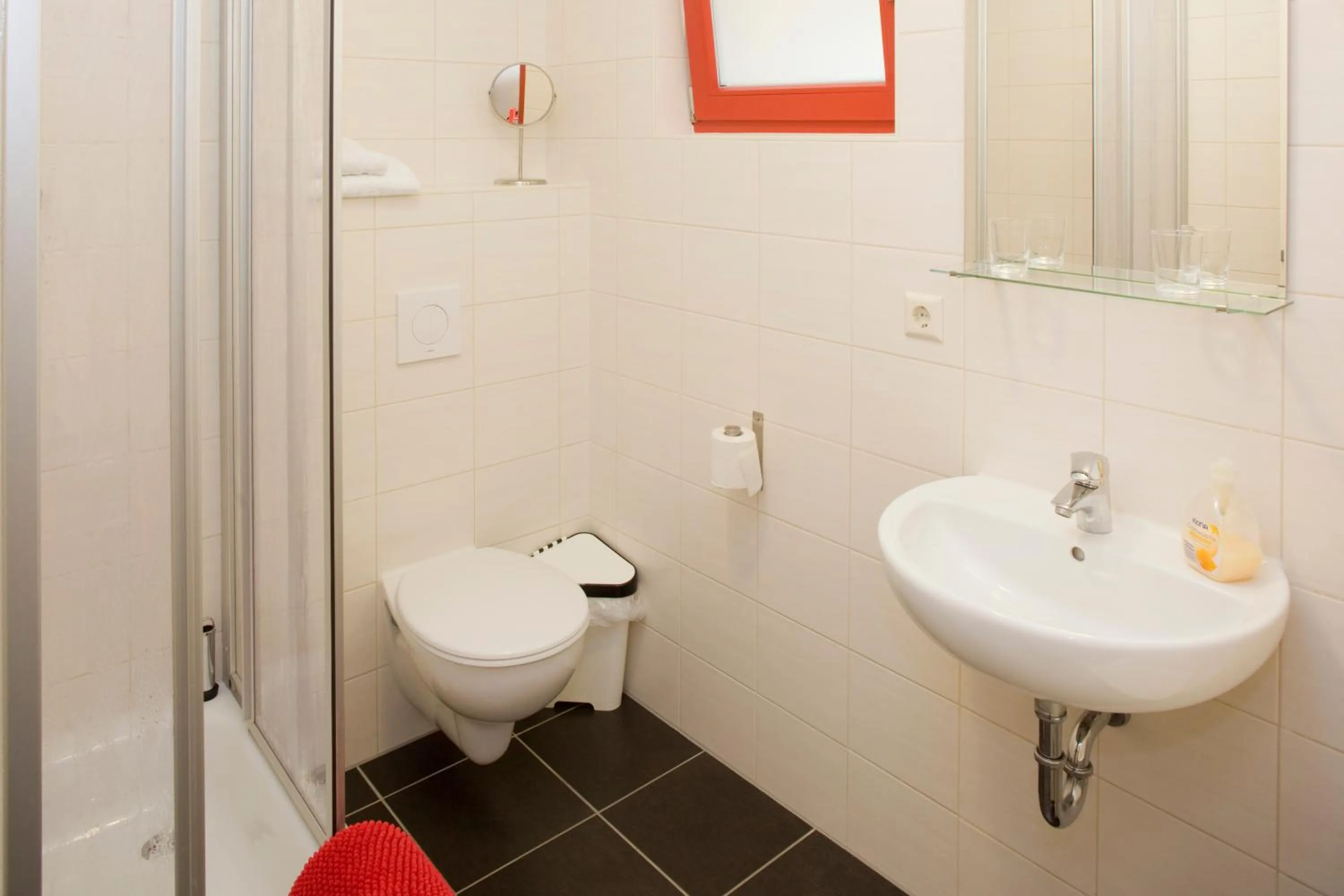 Bathroom in Kulturgasthof Alte Reederei