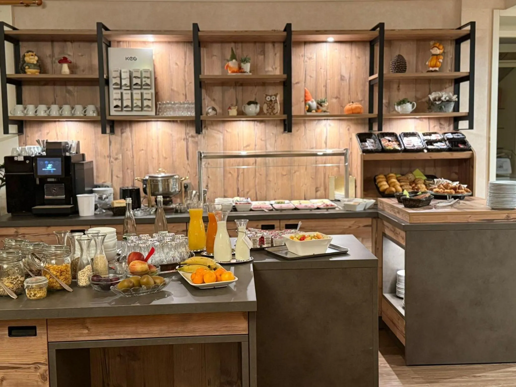 Breakfast in Hotel Café Adler 24h self check in