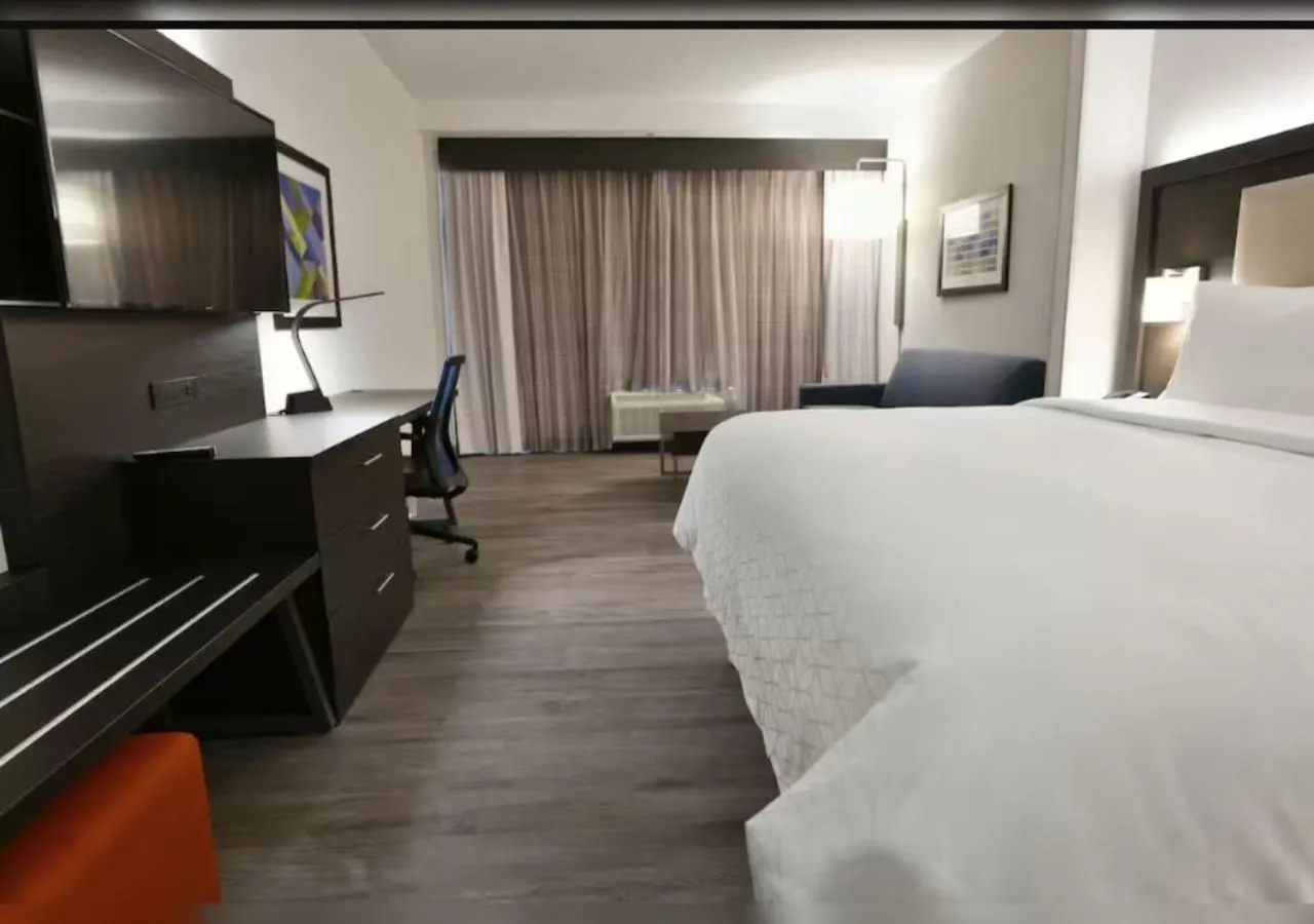 Bedroom, Bed in Holiday Inn Express & Suites Jersey City - Holland Tunnel by IHG