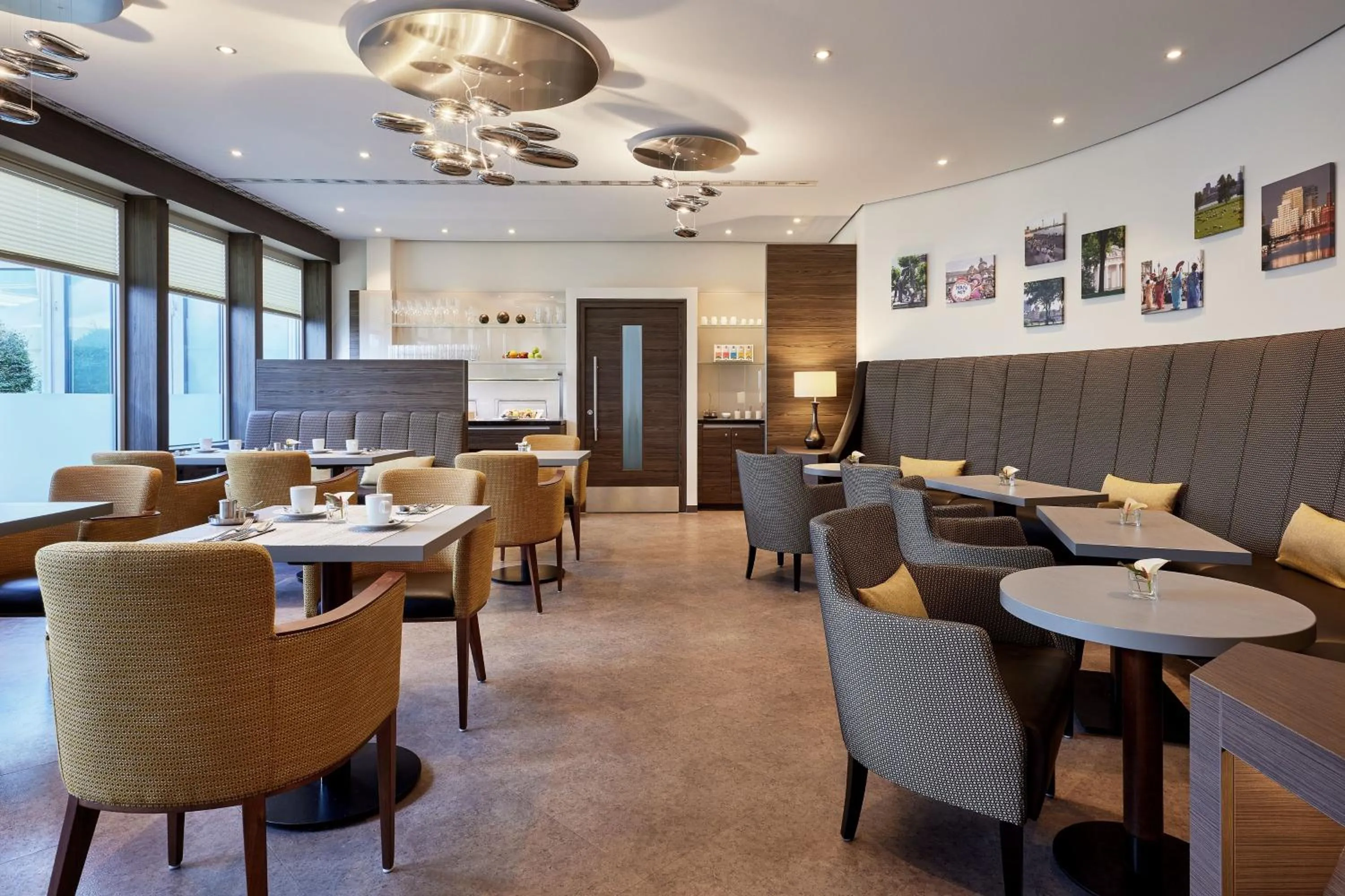 Lounge or bar in Sheraton Duesseldorf Airport Hotel