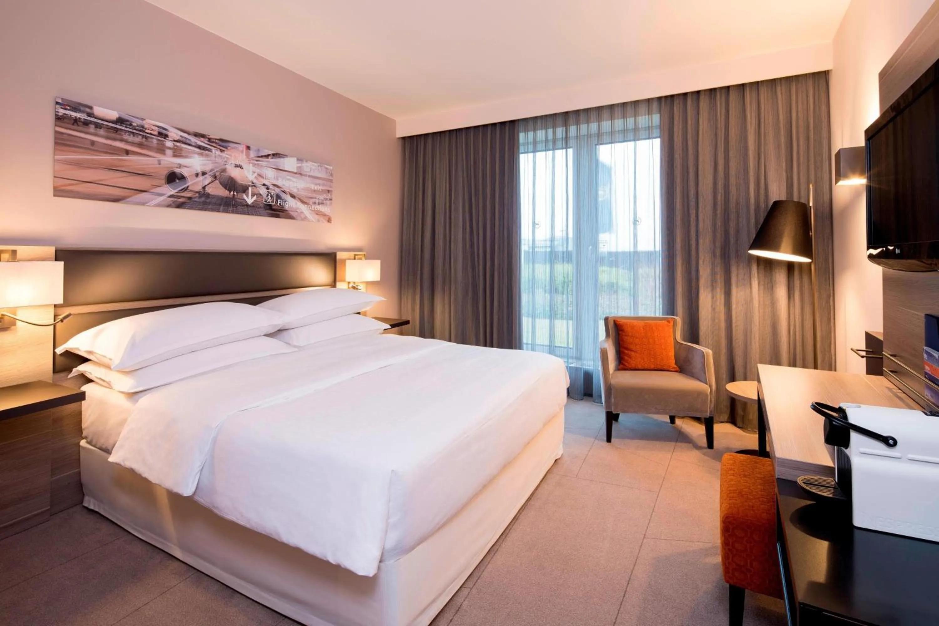 Photo of the whole room, Bed in Sheraton Duesseldorf Airport Hotel