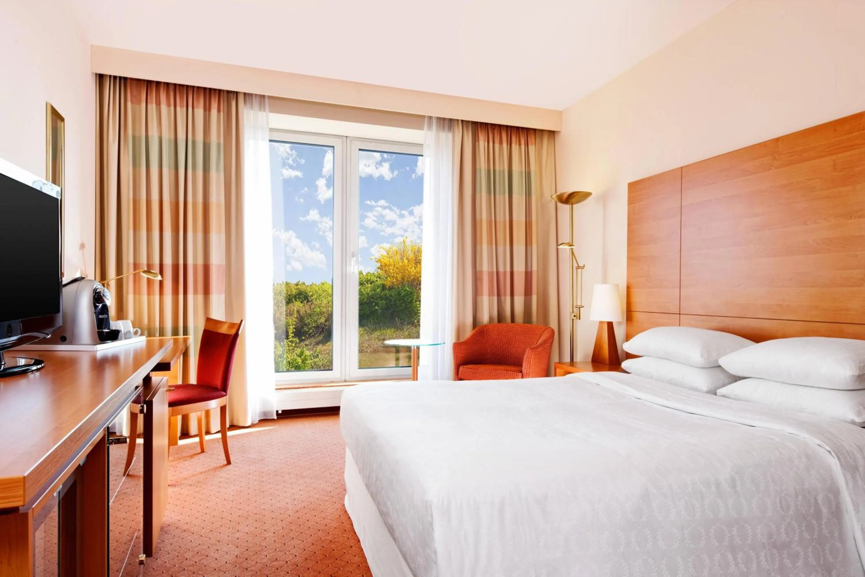 Photo of the whole room, Bed in Sheraton Duesseldorf Airport Hotel