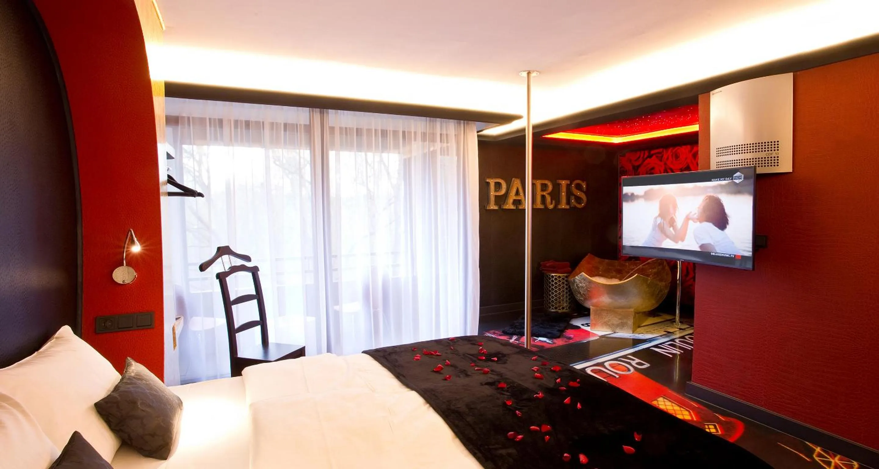 TV and multimedia, Bed in PLAZA INN stays design Dortmund
