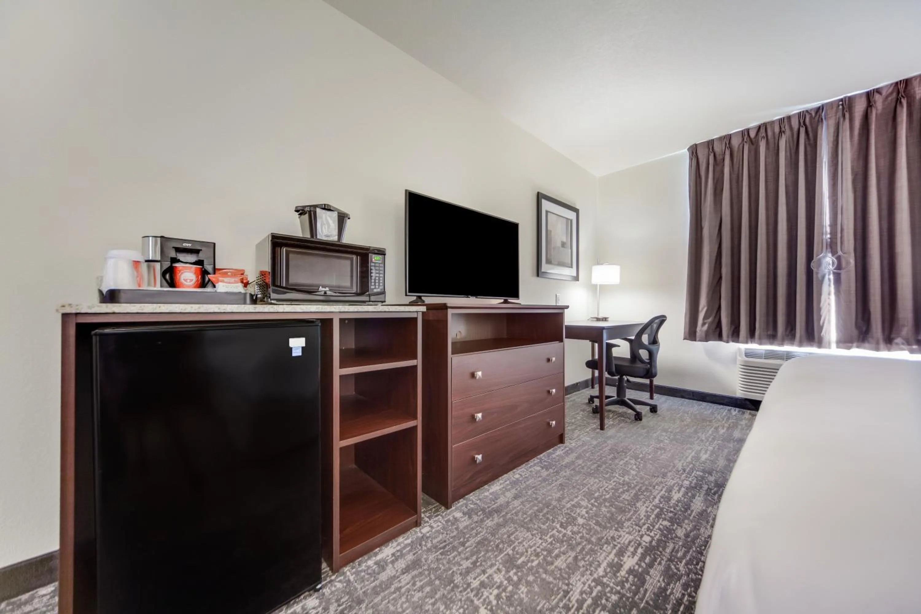 Coffee/tea facilities, Bed in Cobblestone Inn & Suites - Holdrege