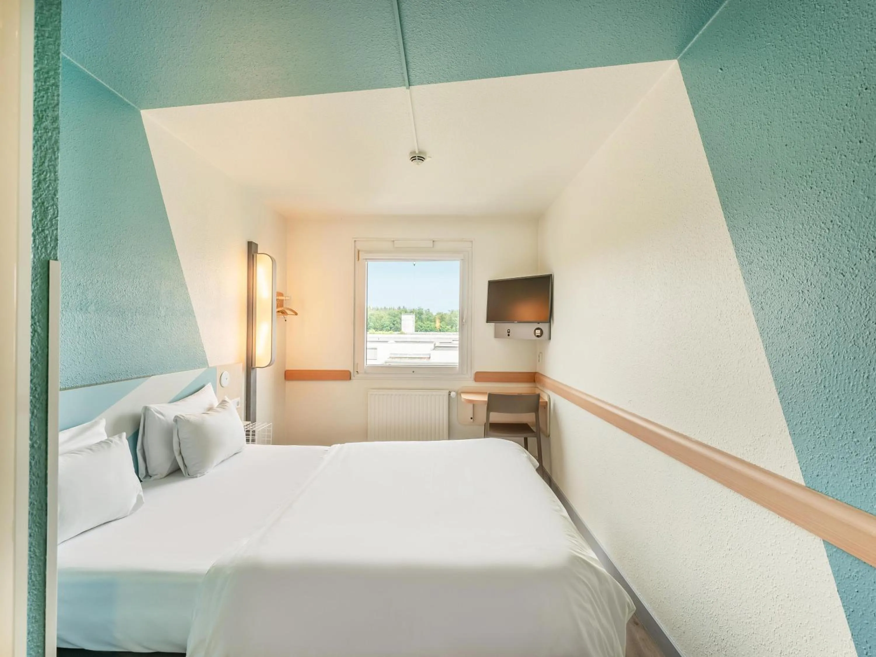 Photo of the whole room, Bed in ibis budget Freiburg Sued