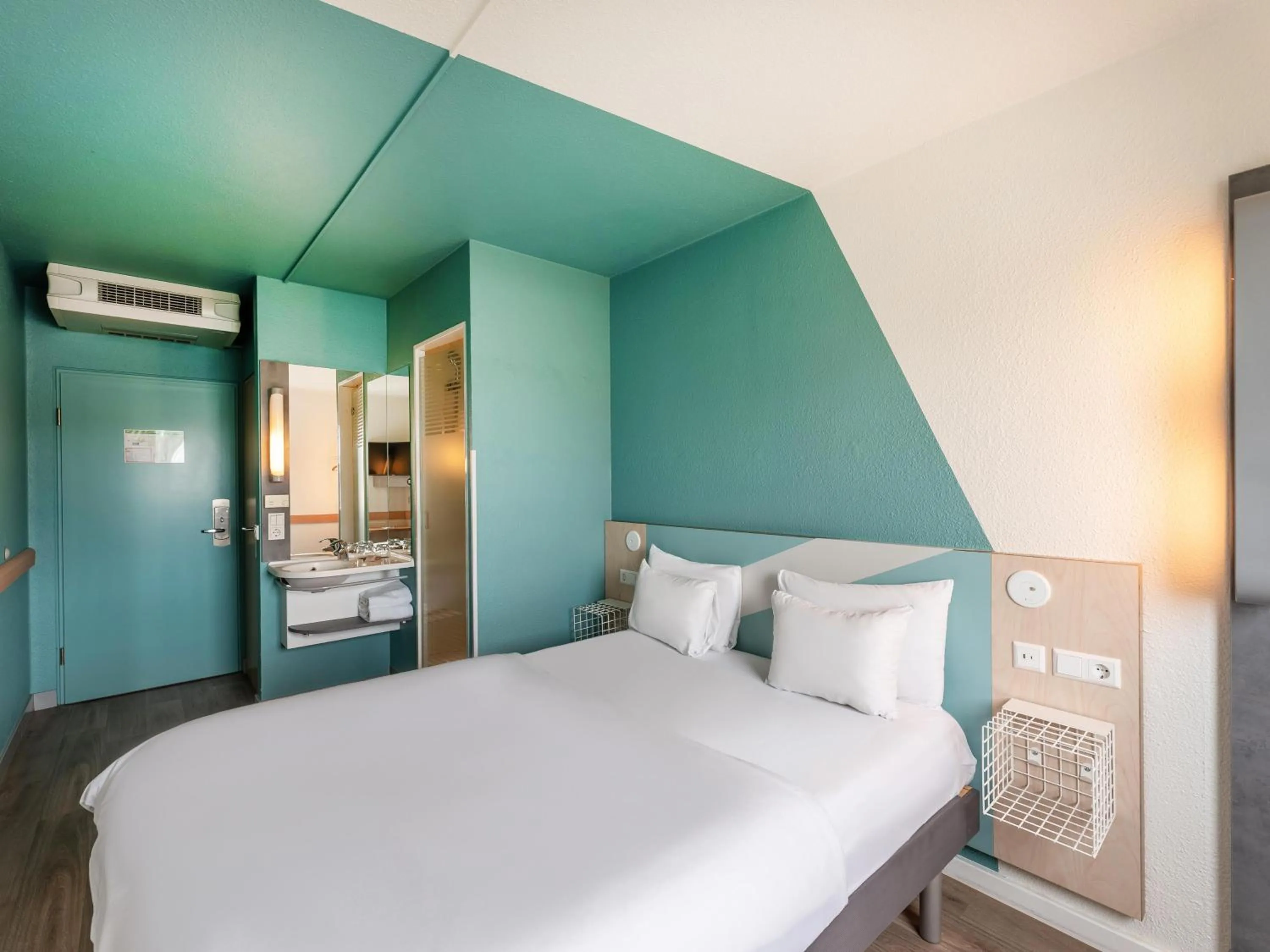 Photo of the whole room, Bed in ibis budget Freiburg Sued