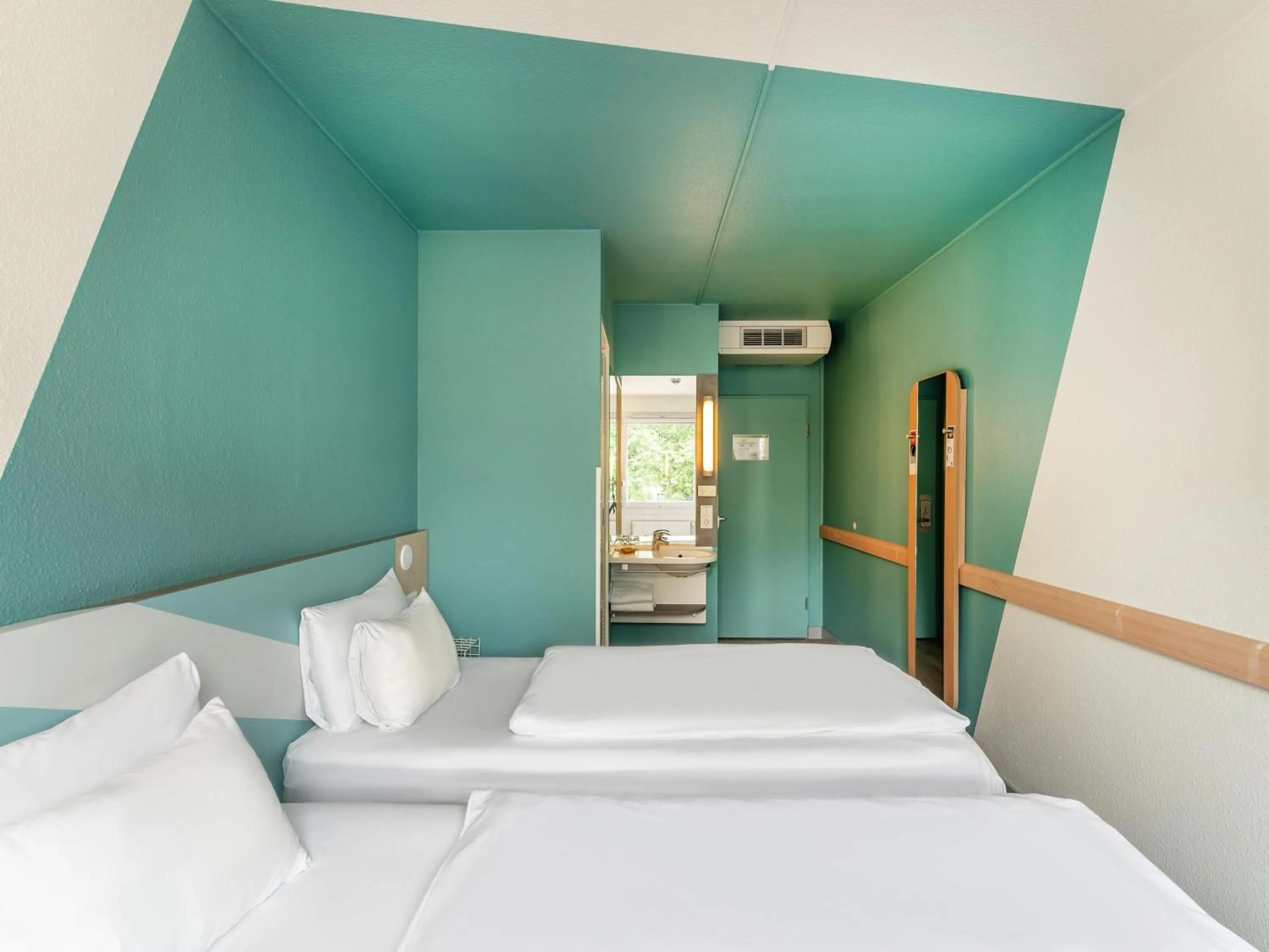 Photo of the whole room, Bed in ibis budget Freiburg Sued