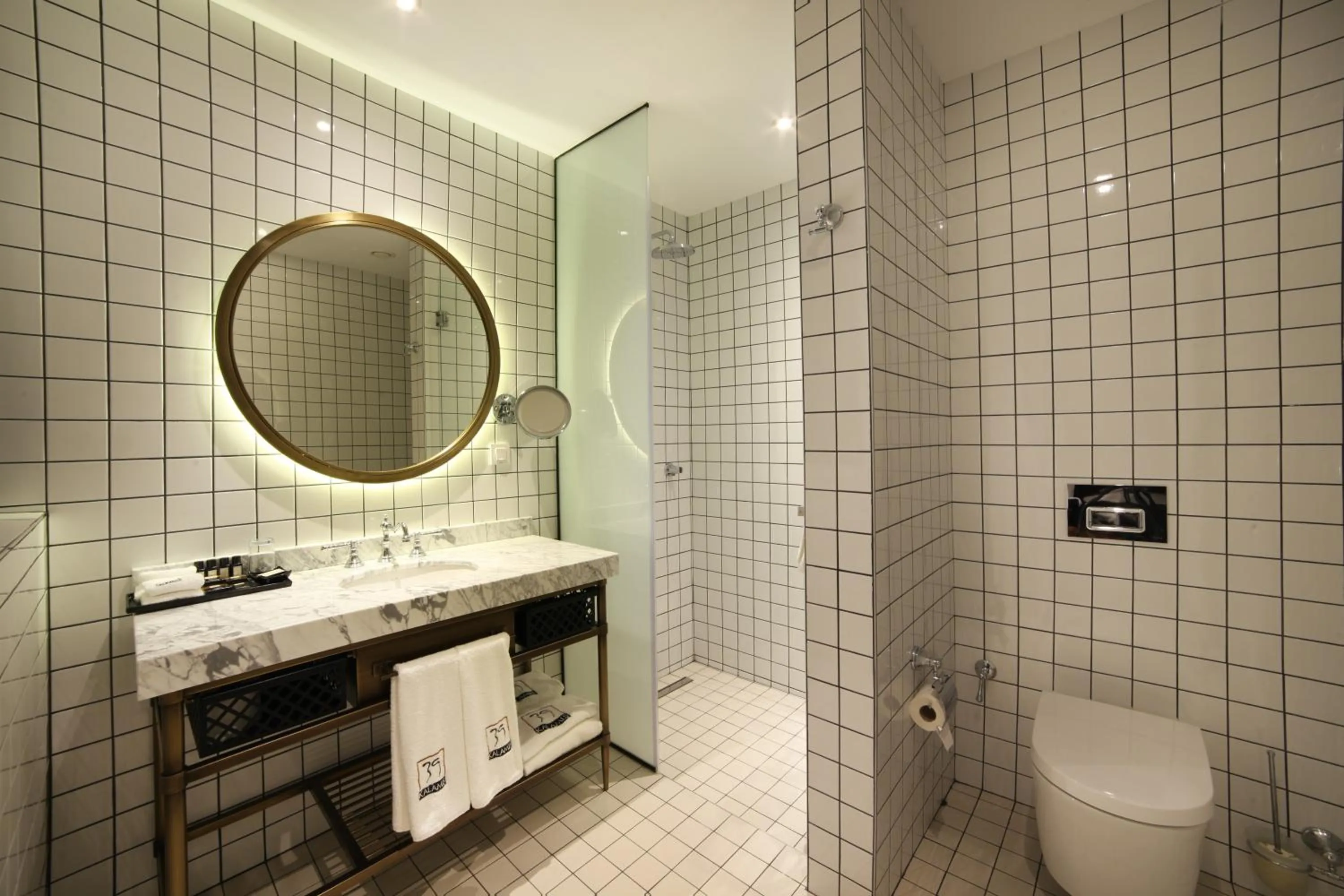 Shower in 39 Kalamış Marina Hotel & Restaurant