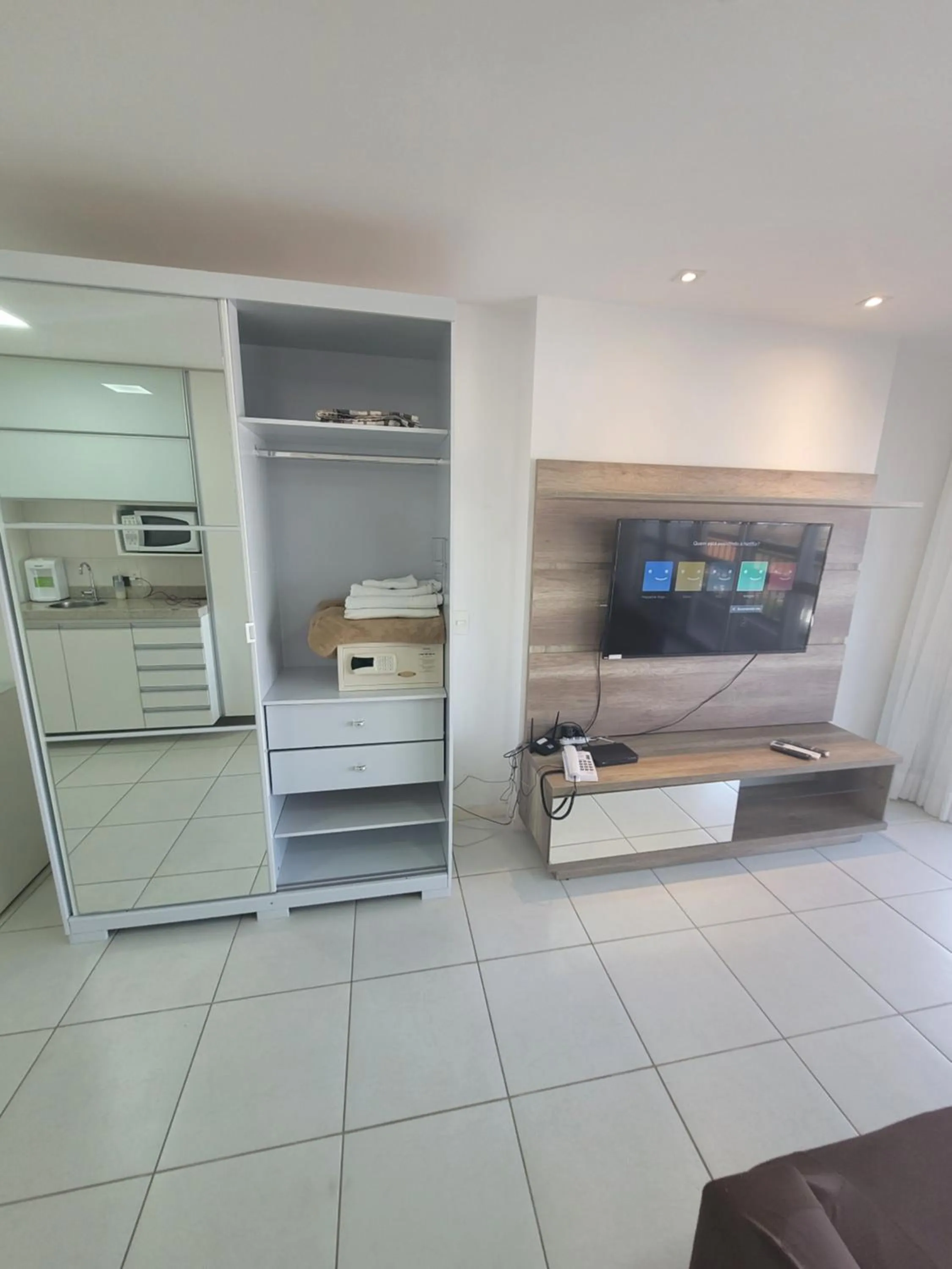 wardrobe in Flat Vision Executivo Premium By Rei dos Flats