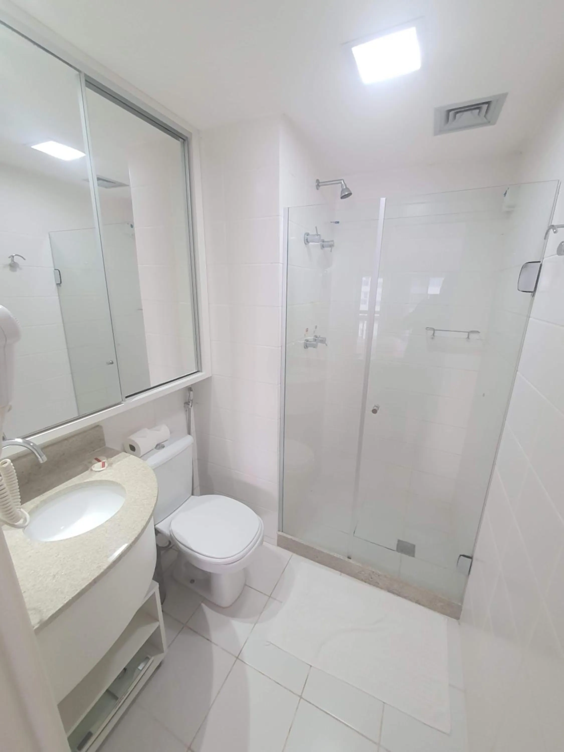 Bathroom in Flat Vision Executivo Premium By Rei dos Flats