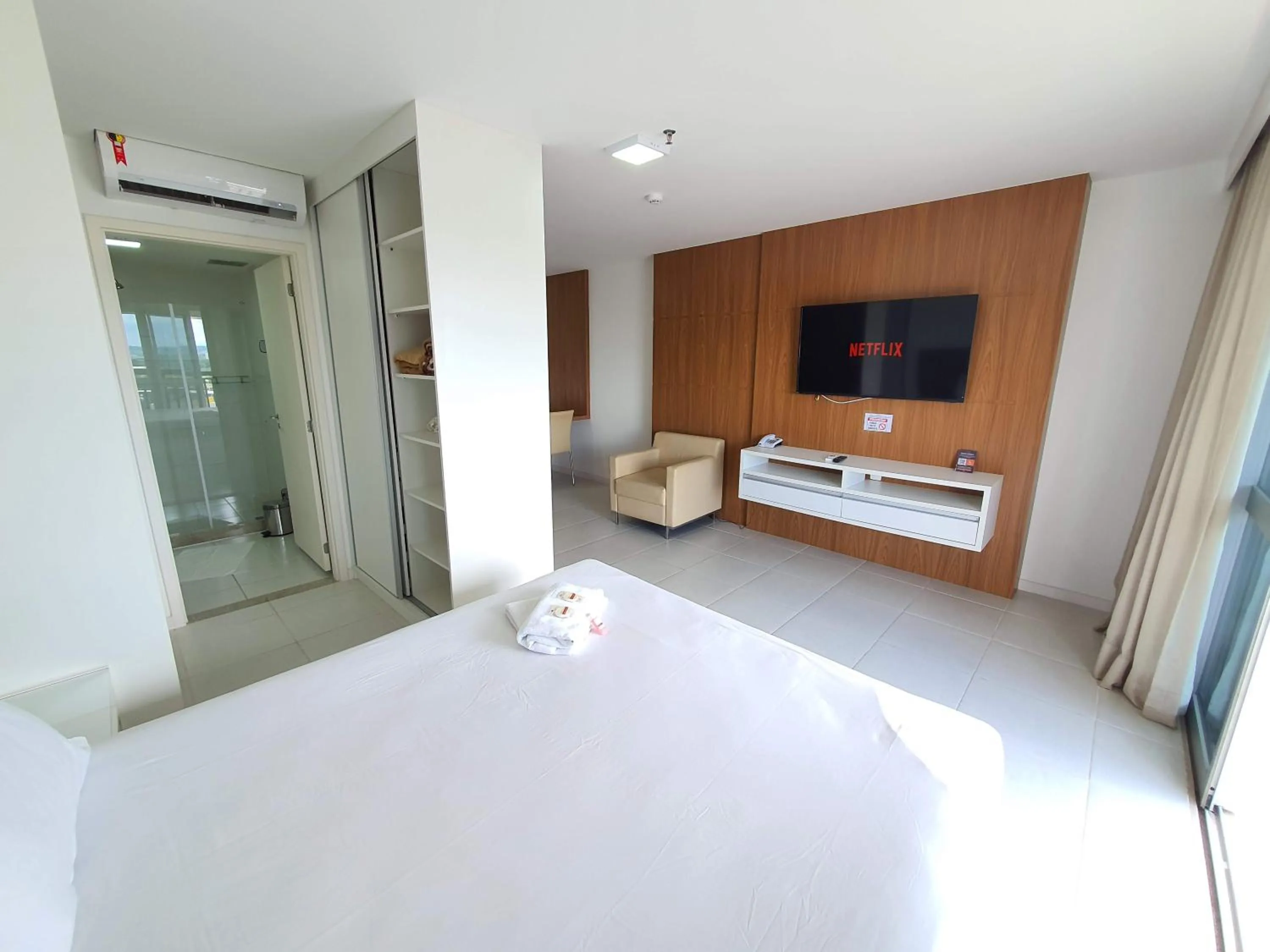 Bedroom, Bed in Flat Vision Executivo Premium By Rei dos Flats